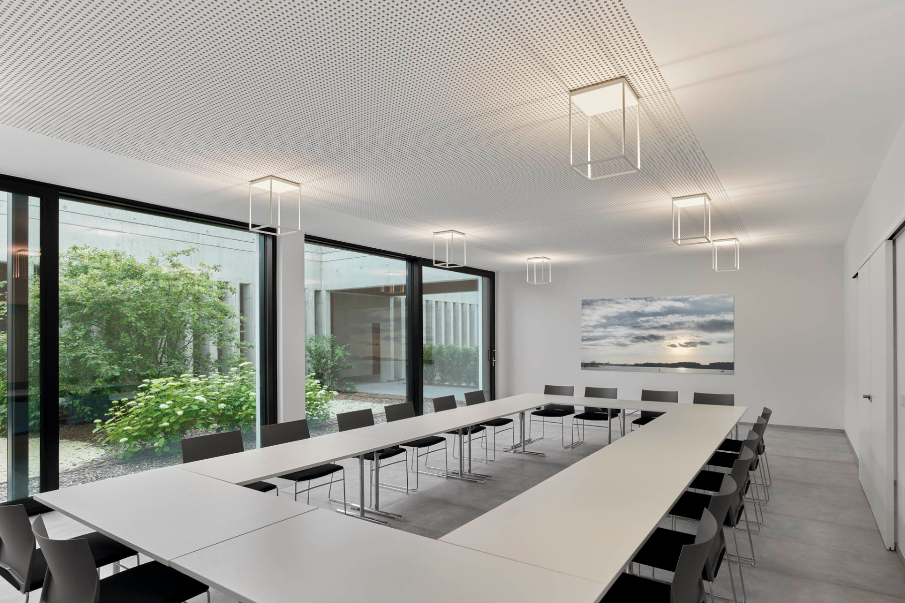 https://detail-cdn.s3.eu-central-1.amazonaws.com/media/catalog/product/0/6/06-serien-lighting-firmenzentrale-f_r-projektbau-rossdorf-kollektionsleuchten.jpg?width=437&height=582&store=de_de&image-type=image