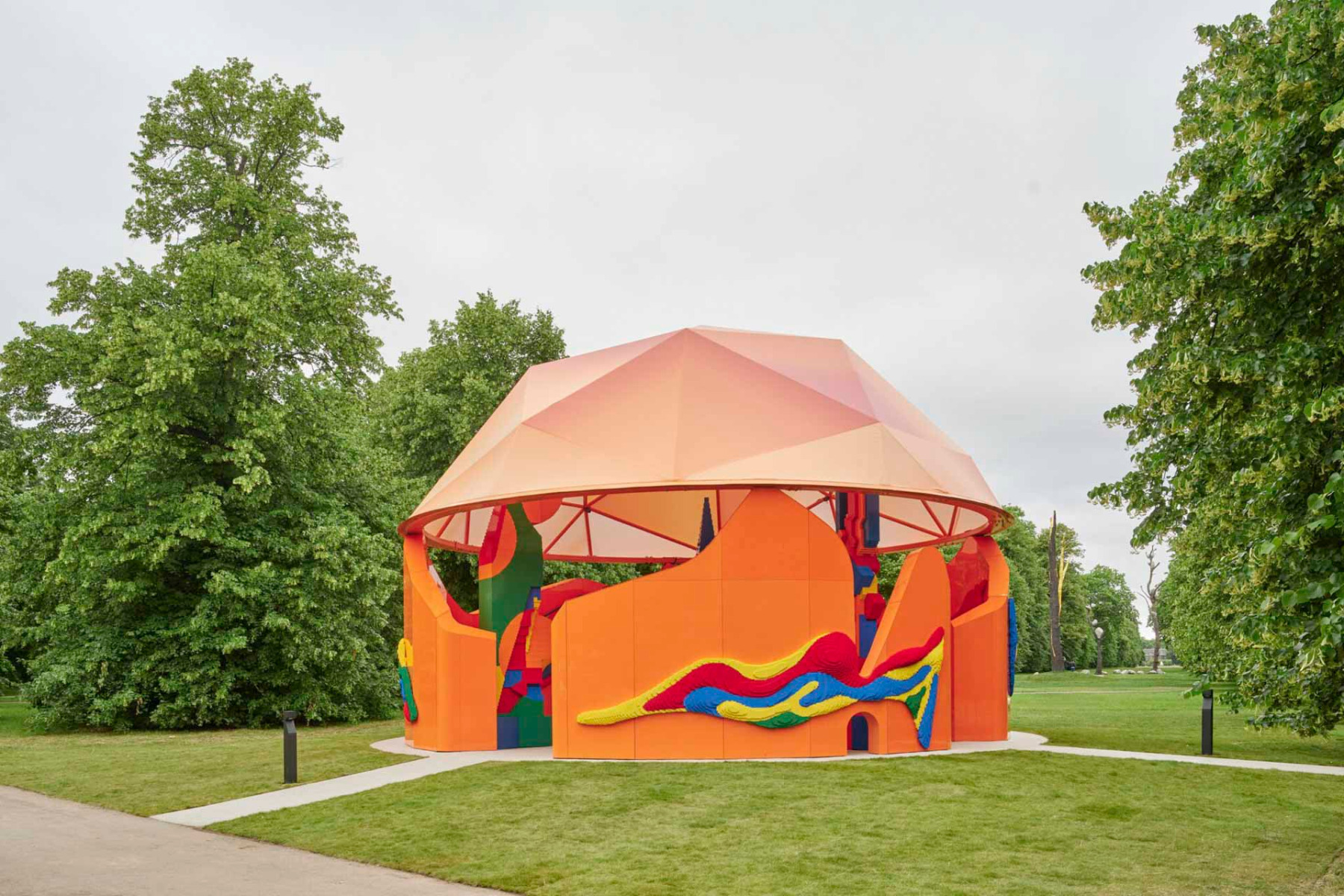 https://detail-cdn.s3.eu-central-1.amazonaws.com/media/catalog/product/0/6/06-sir-peter-cook-serpentine-play-pavilion-london.jpg?width=437&height=582&store=de_de&image-type=image