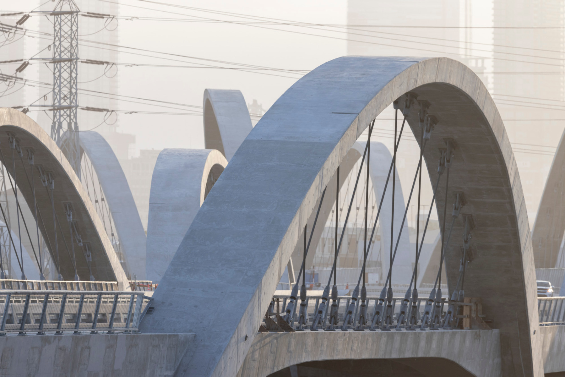 https://detail-cdn.s3.eu-central-1.amazonaws.com/media/catalog/product/0/6/06-sixth-street-viaduct-los-angeles-michael-maltzan-architecture.jpg?width=437&height=582&store=de_en&image-type=image