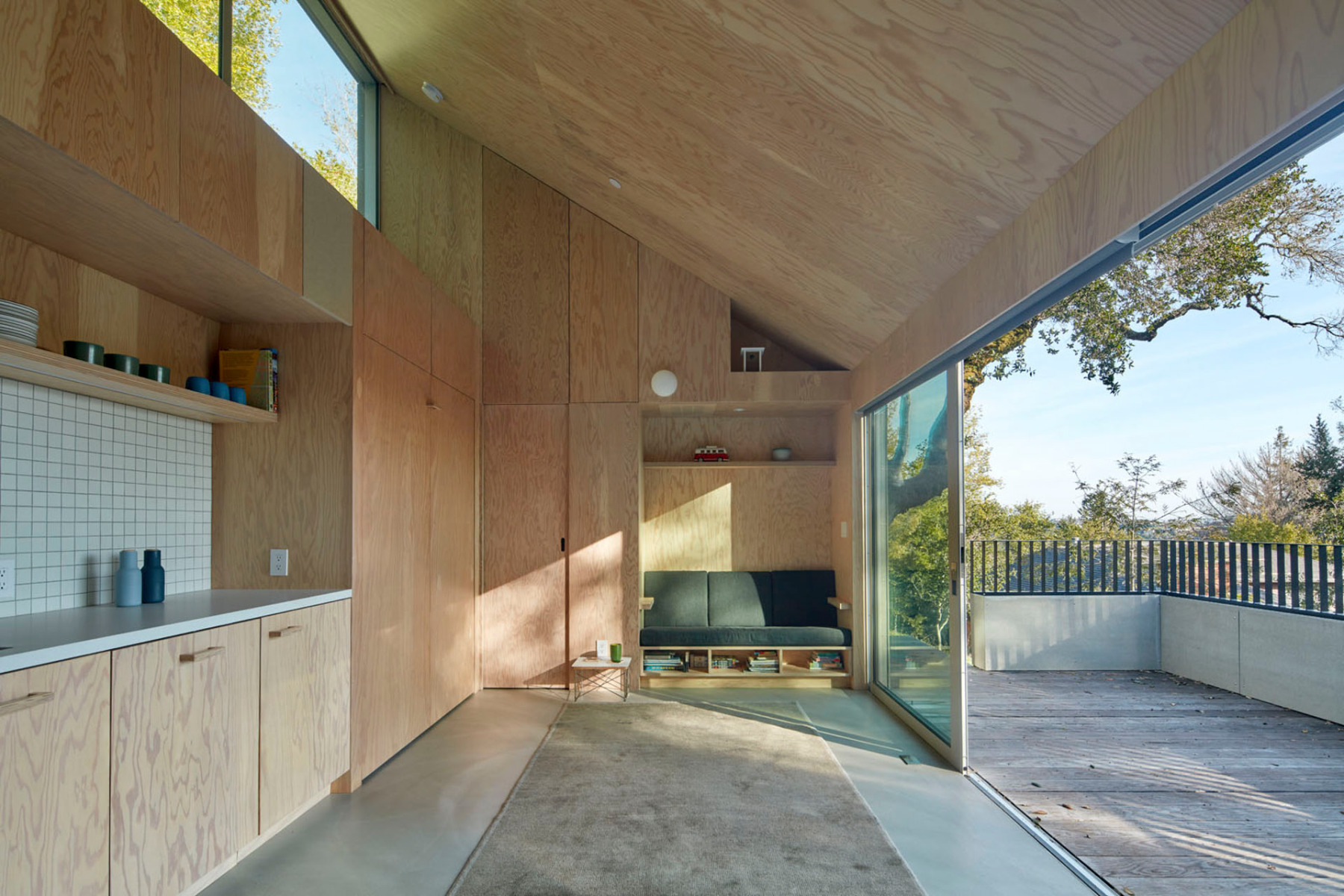 https://detail-cdn.s3.eu-central-1.amazonaws.com/media/catalog/product/0/6/06-tiny-house-san-francisco-mork-ulnes-architects.jpg?width=437&height=582&store=de_de&image-type=image