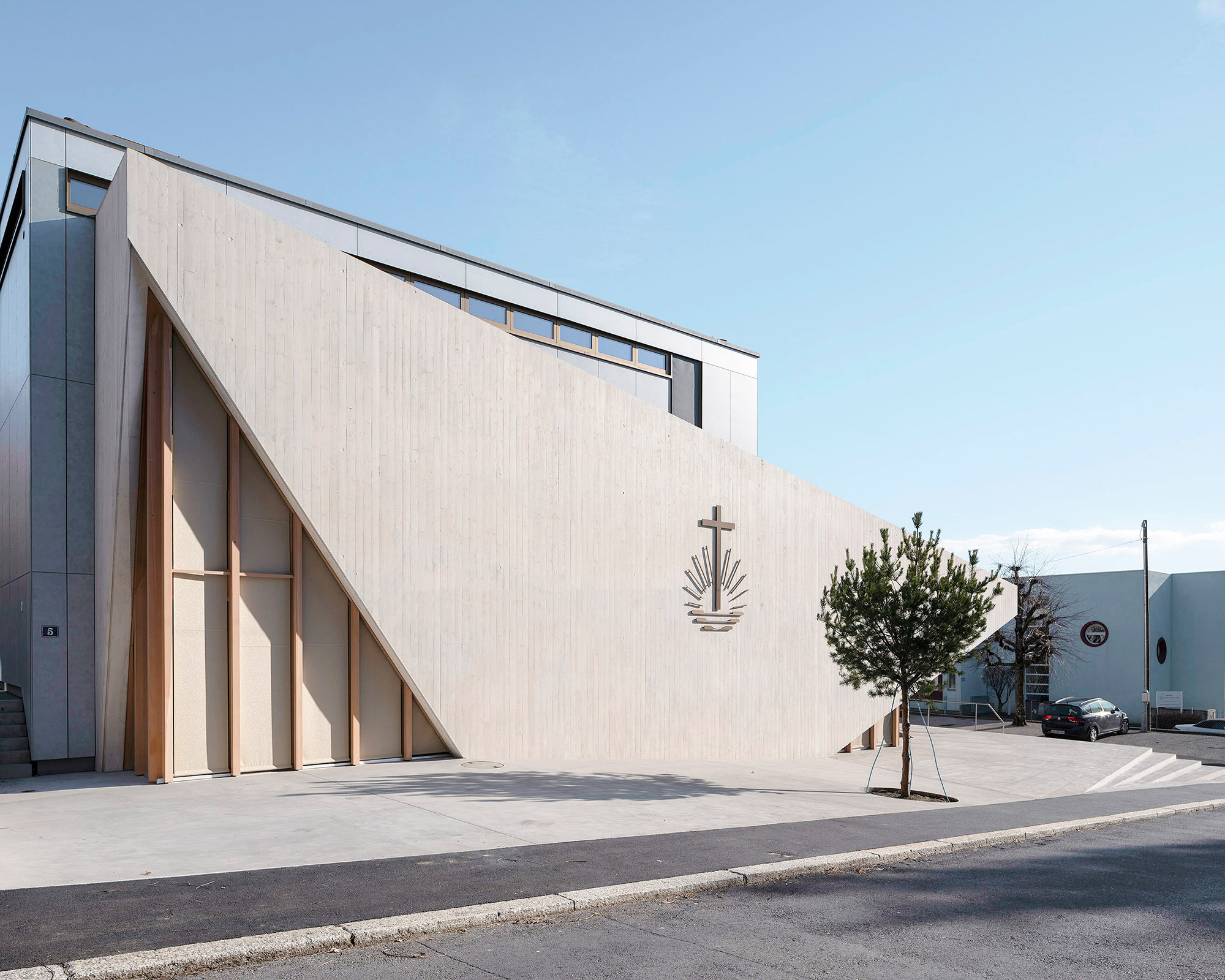 https://detail-cdn.s3.eu-central-1.amazonaws.com/media/catalog/product/0/6/06_Localarchitecture_New_Apostolic_Church_Matthieu_Gafsou.jpg?width=437&height=582&store=de_en&image-type=image