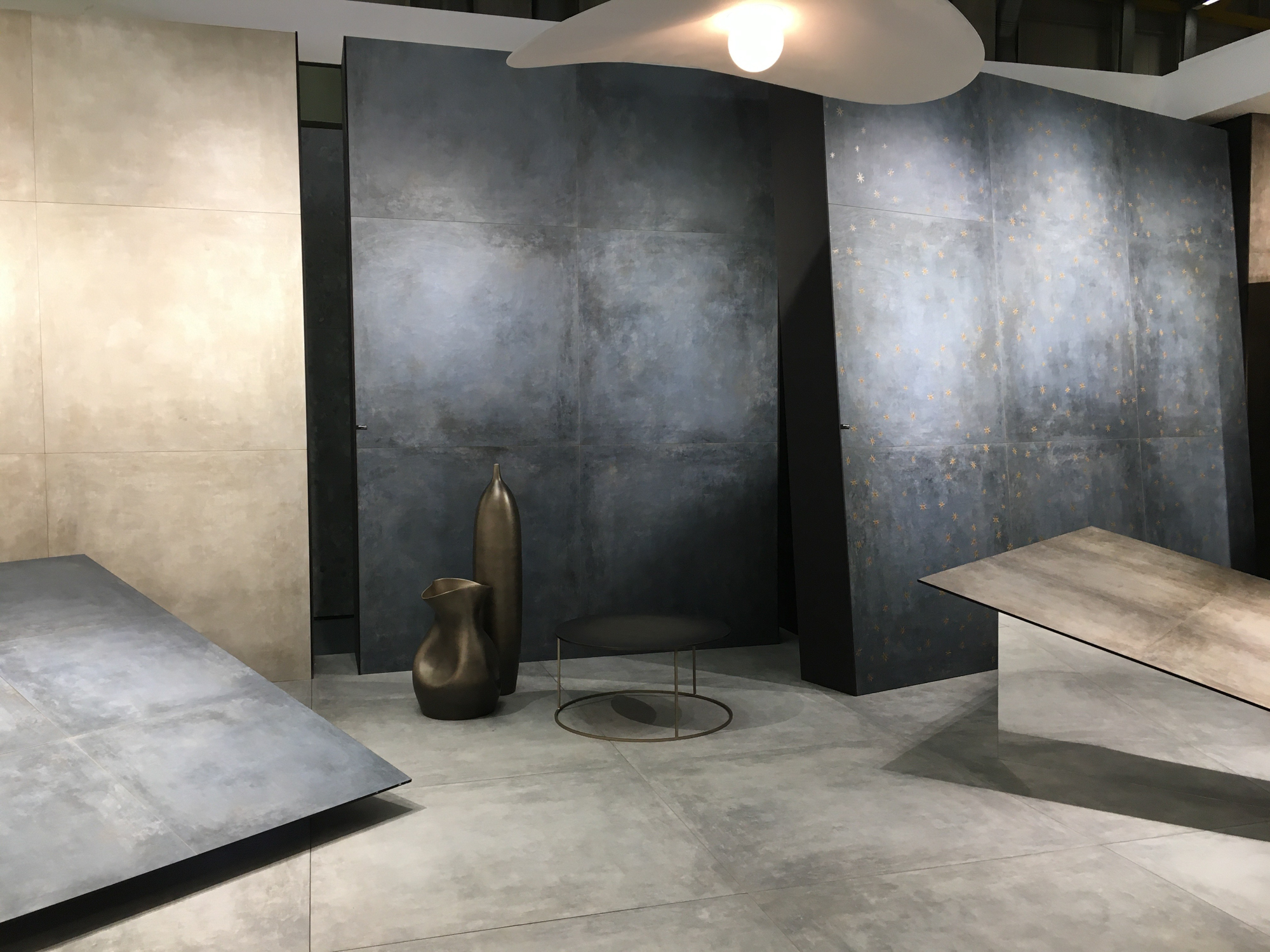https://detail-cdn.s3.eu-central-1.amazonaws.com/media/catalog/product/0/7/07-38-Cersaie-in-Bologna.jpg?width=437&height=582&store=de_en&image-type=image