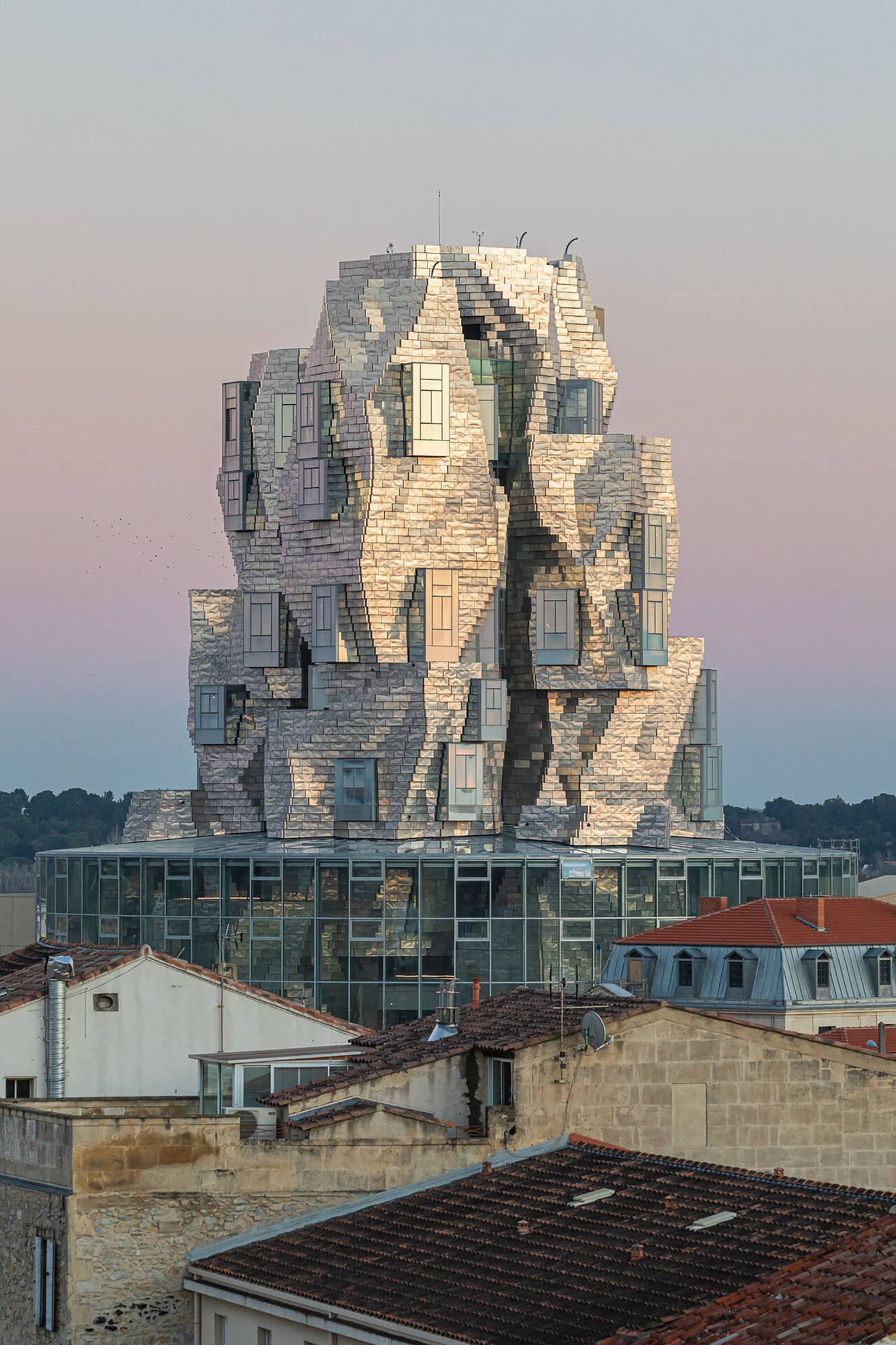https://detail-cdn.s3.eu-central-1.amazonaws.com/media/catalog/product/0/7/07-Kulturstiftung-Luma-Gehry.jpg?width=437&height=582&store=de_en&image-type=image