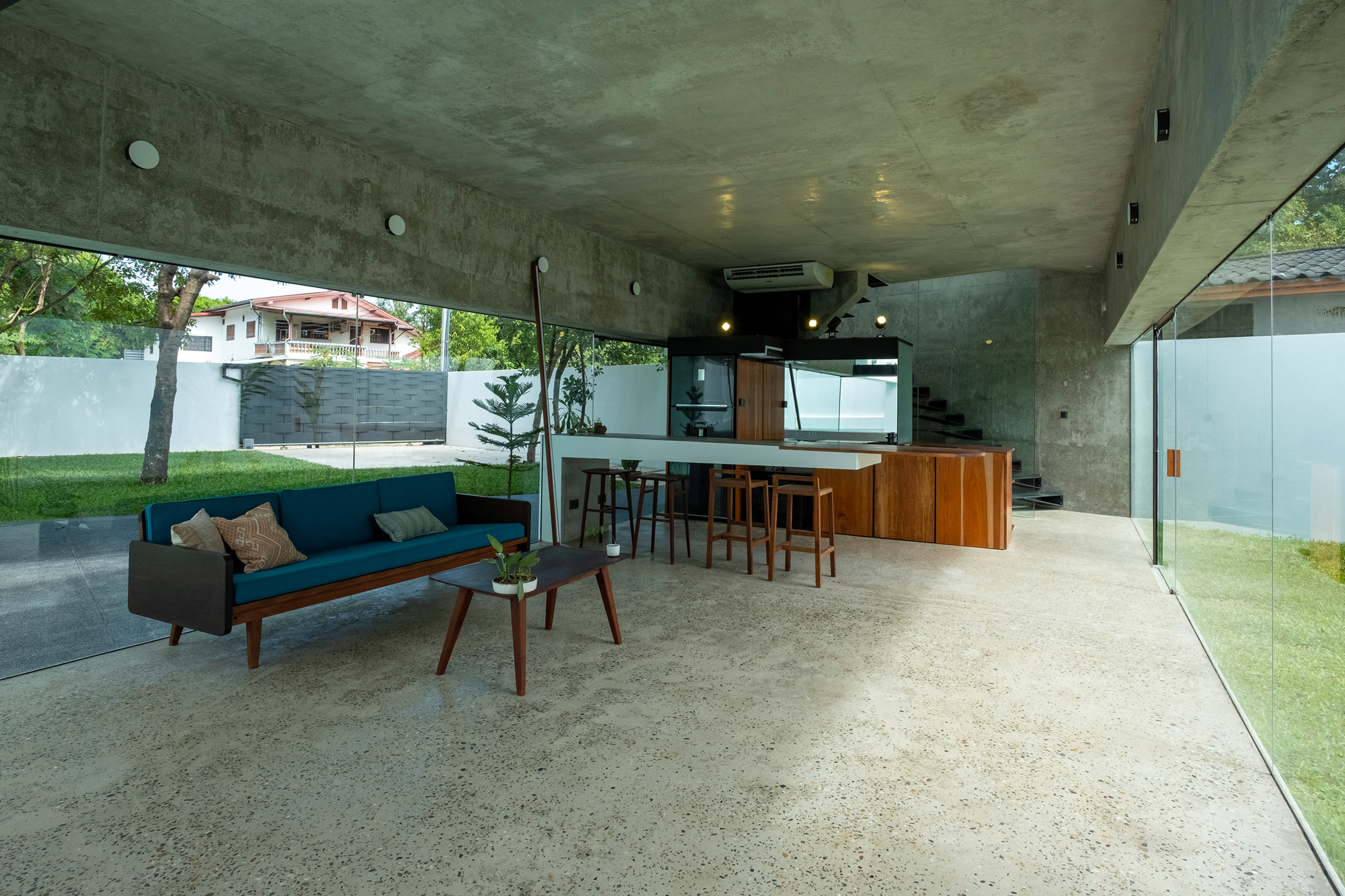 https://detail-cdn.s3.eu-central-1.amazonaws.com/media/catalog/product/0/7/07-Wohnhaus-mit-Pool-in-Laos-Saola-Architects-Francois-Hervy-Akira-Sato.jpg?width=437&height=582&store=de_de&image-type=image