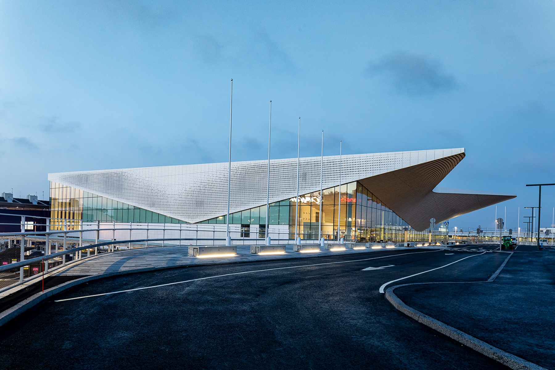 https://detail-cdn.s3.eu-central-1.amazonaws.com/media/catalog/product/0/7/07-ala-architects-erweitern-flughafen-in-helsinki.jpg?width=437&height=582&store=de_en&image-type=image