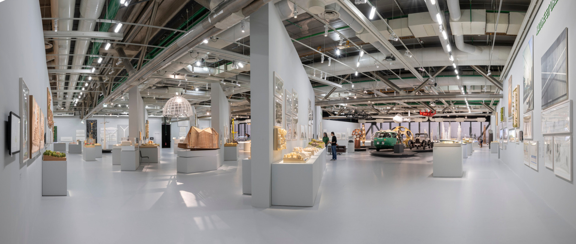 https://detail-cdn.s3.eu-central-1.amazonaws.com/media/catalog/product/0/7/07-ausstellung-centre-pompidou-norman-foster.jpg?width=437&height=582&store=de_de&image-type=image
