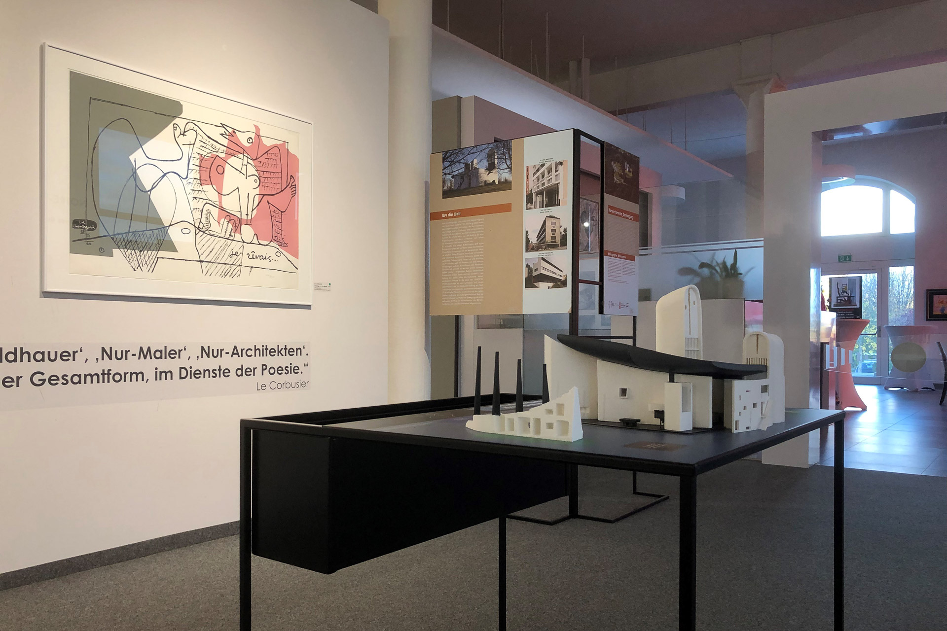 https://detail-cdn.s3.eu-central-1.amazonaws.com/media/catalog/product/0/7/07-ausstellung-le-corbusier-kunsthalle-messmer.jpg?width=437&height=582&store=de_de&image-type=image
