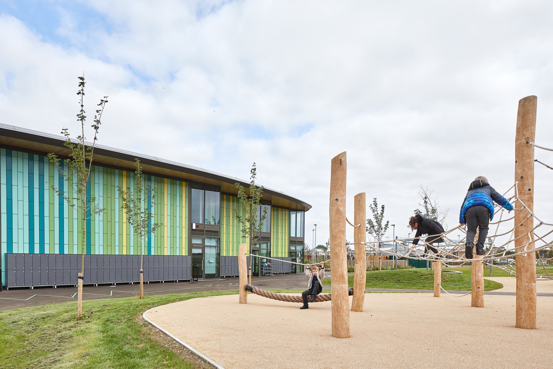 https://detail-cdn.s3.eu-central-1.amazonaws.com/media/catalog/product/0/7/07-drmm-architects-realisieren-grundschule-aus-holz.jpg?width=437&height=582&store=de_de&image-type=image