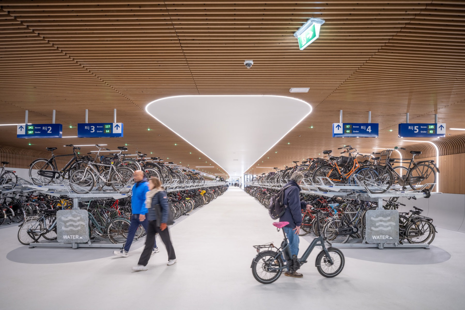 https://detail-cdn.s3.eu-central-1.amazonaws.com/media/catalog/product/0/7/07-fahrradstellplatz_in_amsterdam_von_venhoevencs.jpg?width=437&height=582&store=de_de&image-type=image