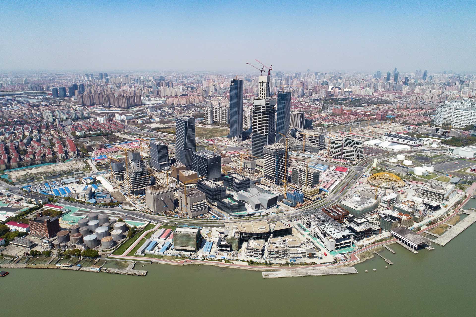 https://detail-cdn.s3.eu-central-1.amazonaws.com/media/catalog/product/0/7/07-gate-m-west-bund-dream-center-shanghai-mvrdv.jpg?width=437&height=582&store=de_de&image-type=image