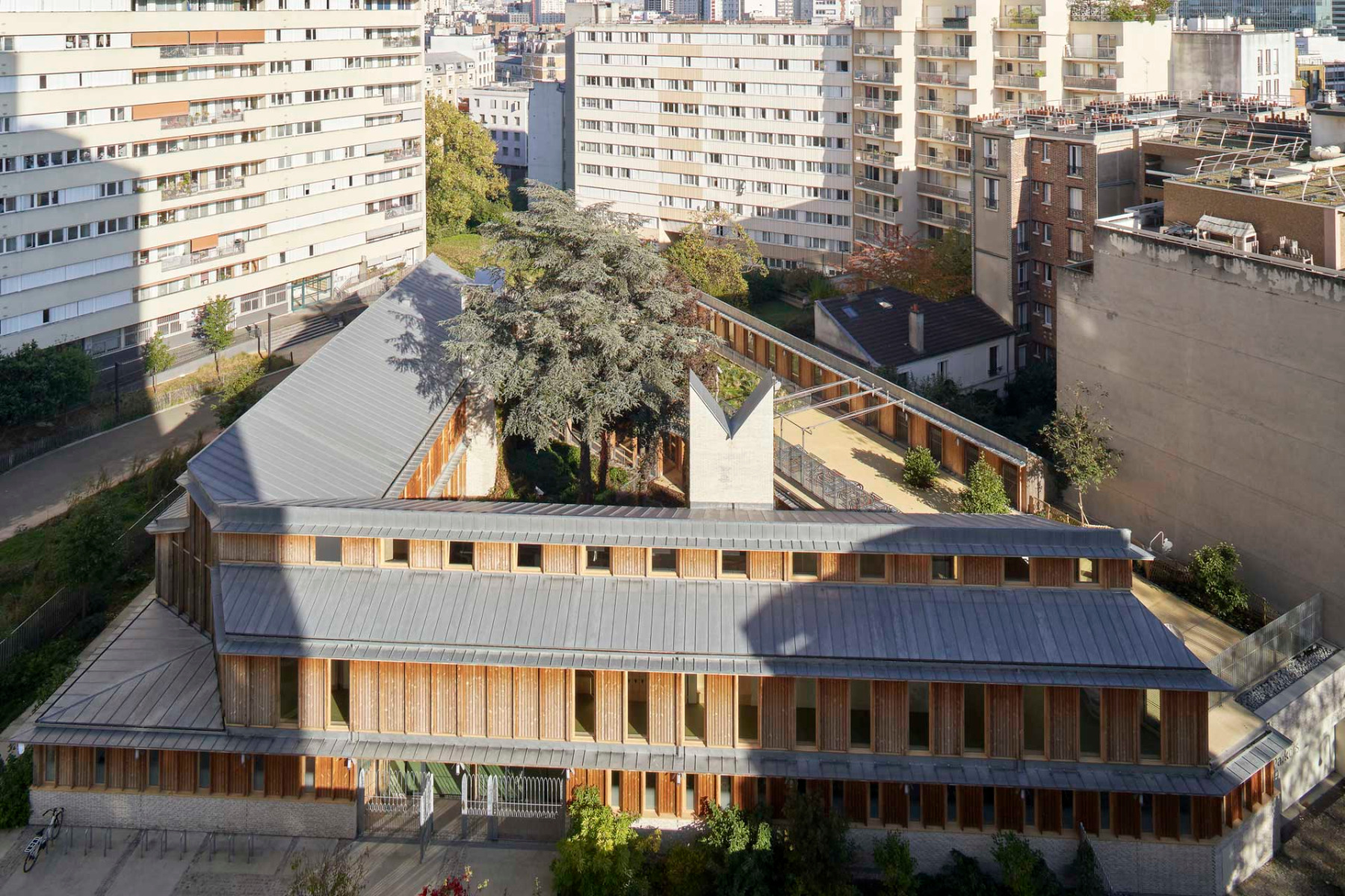 https://detail-cdn.s3.eu-central-1.amazonaws.com/media/catalog/product/0/7/07-gesundheitsamt-kindertagesstaette-paris-guillaume-ramillien-architecture.jpg?width=437&height=582&store=de_de&image-type=image