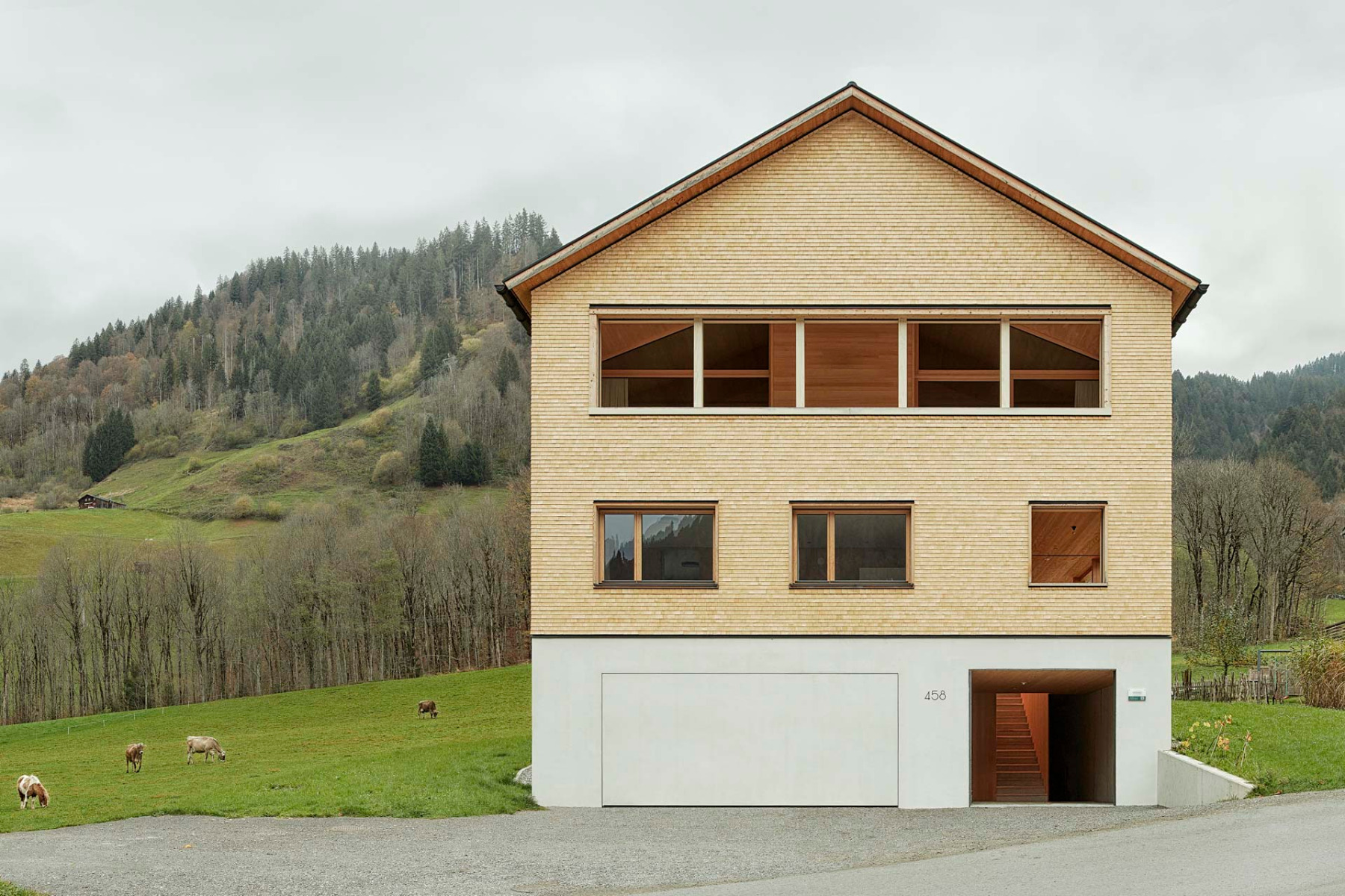 https://detail-cdn.s3.eu-central-1.amazonaws.com/media/catalog/product/0/7/07-haus-lp-bregenzerwald-firm-architekten.jpg?width=437&height=582&store=de_en&image-type=image