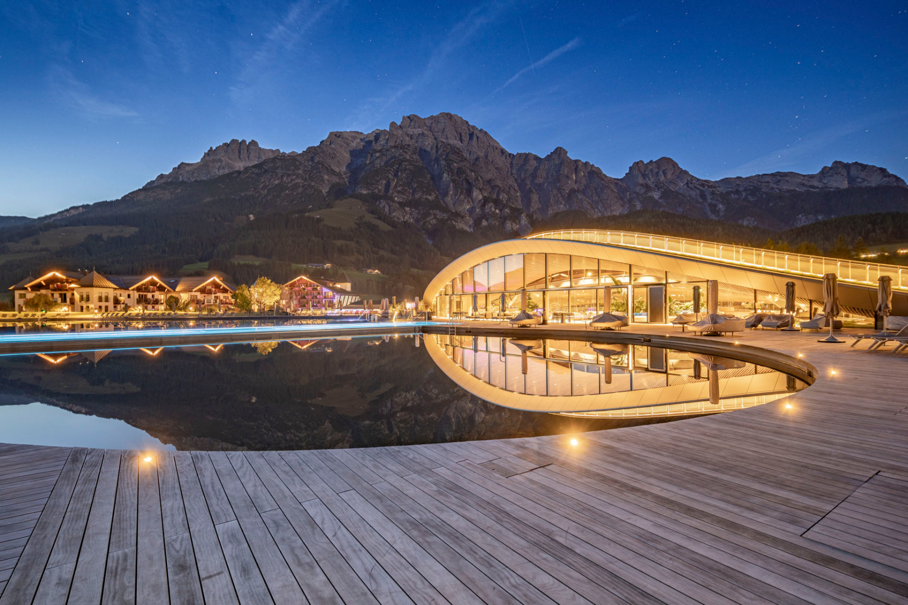 https://detail-cdn.s3.eu-central-1.amazonaws.com/media/catalog/product/0/7/07-krallerhof-badelandschaft-hadi-teherani-architects-kebony-holzdielen.jpg?width=437&height=582&store=de_de&image-type=image