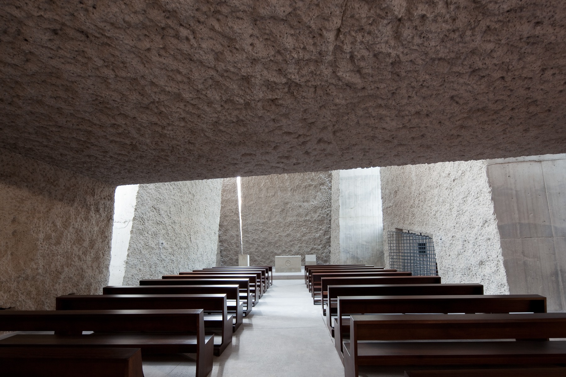 https://detail-cdn.s3.eu-central-1.amazonaws.com/media/catalog/product/0/7/07-monolithische-kirche-auf-teneriffa-von-menis-arquitects.jpg?width=437&height=582&store=de_de&image-type=image