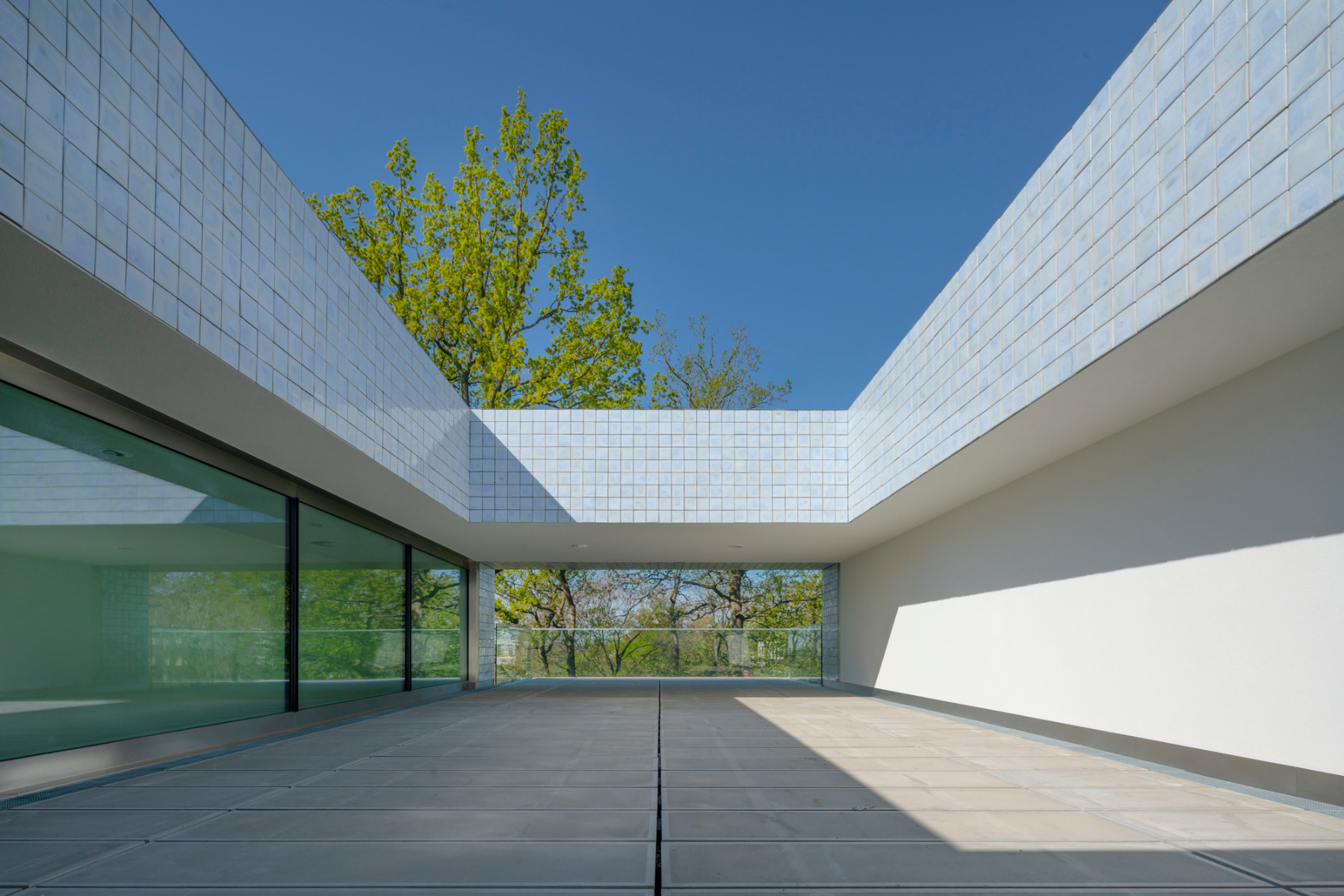 https://detail-cdn.s3.eu-central-1.amazonaws.com/media/catalog/product/0/7/07-museum-arnheim-benthem-crouwel-architects-jannes-linders.jpg?width=437&height=582&store=de_de&image-type=image