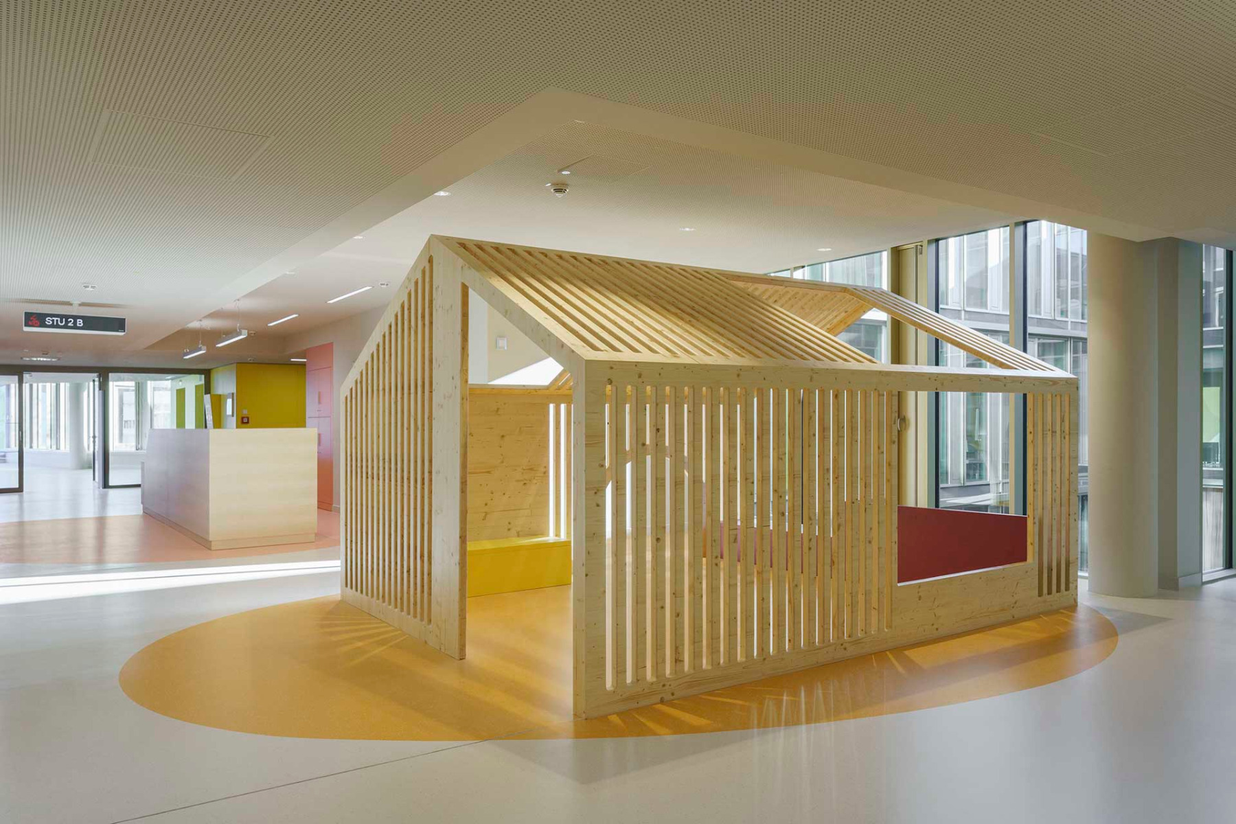 https://detail-cdn.s3.eu-central-1.amazonaws.com/media/catalog/product/0/7/07-neubau-sozialpaediatrischen-kinderzentrum-muenchen-h2m-a_sh-architekten-bodenkonzept-nora-systems.jpg?width=437&height=582&store=de_de&image-type=image