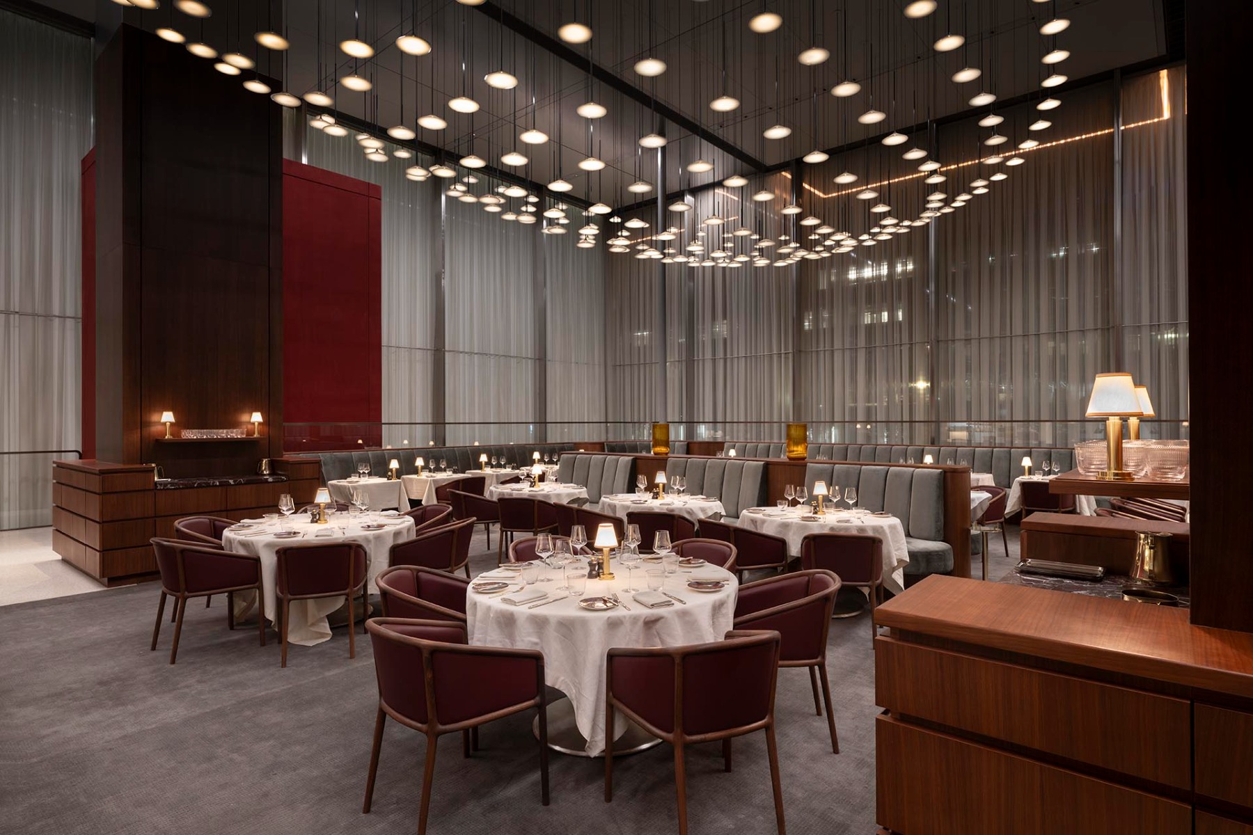 https://detail-cdn.s3.eu-central-1.amazonaws.com/media/catalog/product/0/7/07-restaurant_in_new_york_von_foster_partners.jpg?width=437&height=582&store=de_de&image-type=image
