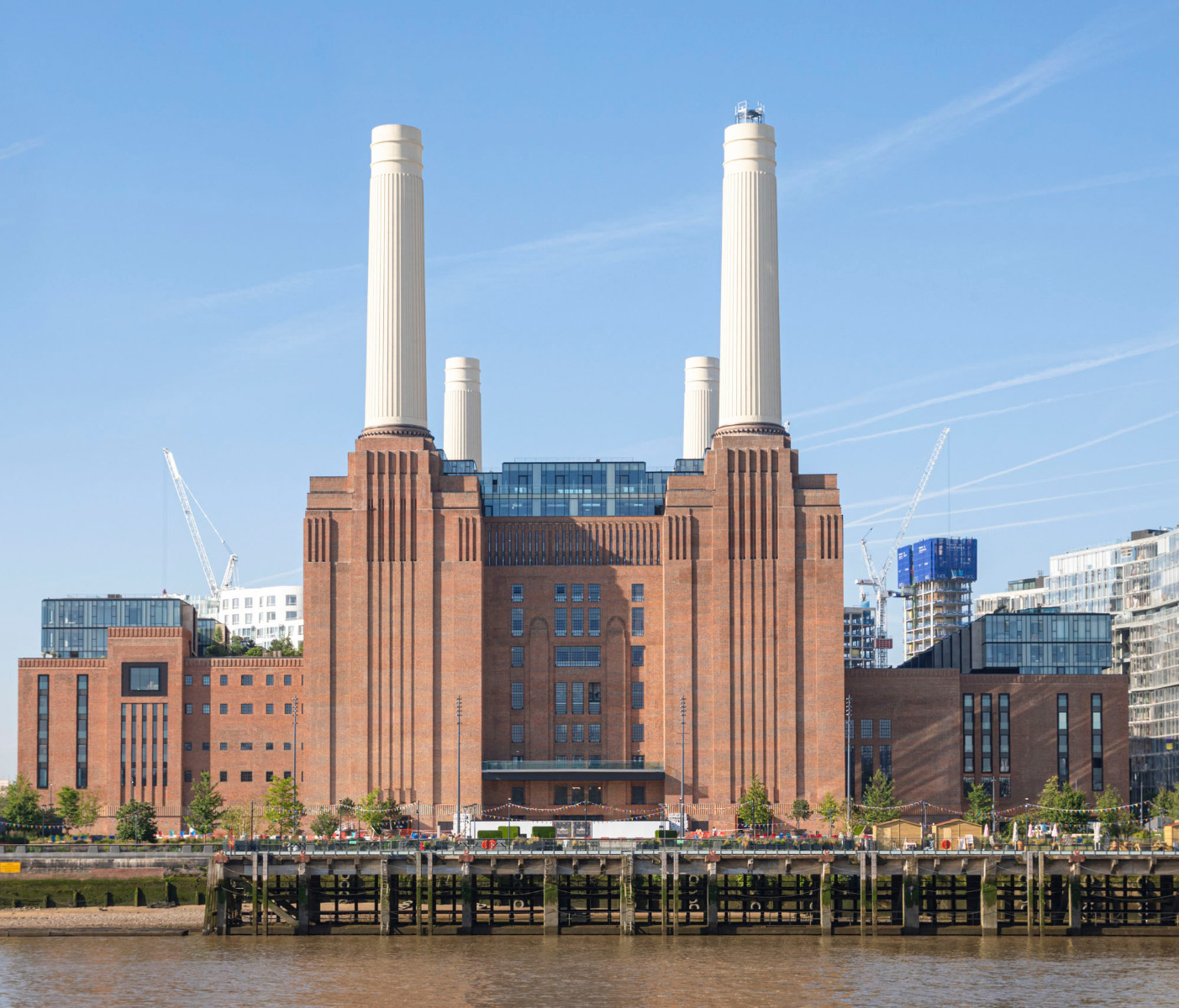 https://detail-cdn.s3.eu-central-1.amazonaws.com/media/catalog/product/0/7/07-sanierung-battersea-power-station-london-wilkinson-eyre.jpg?width=437&height=582&store=de_en&image-type=image