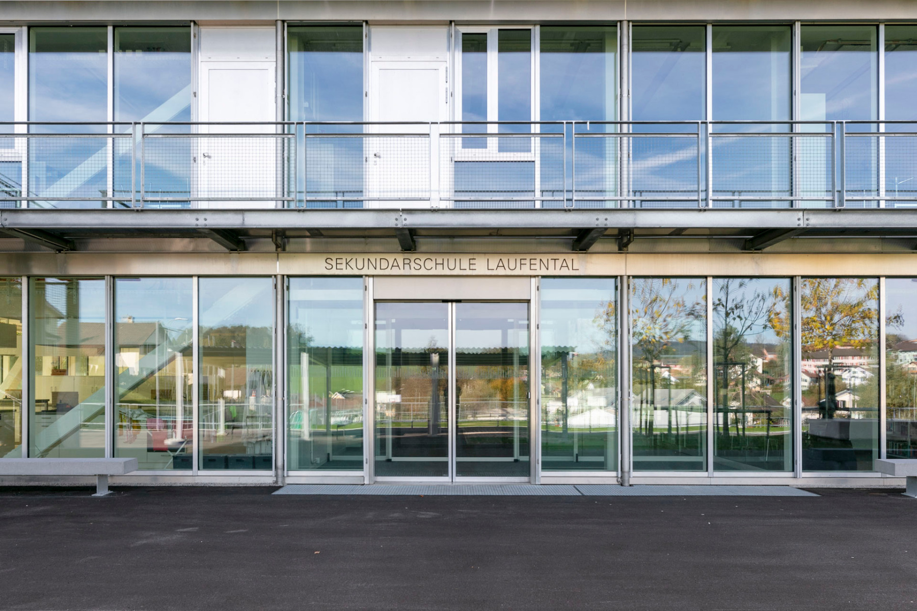 https://detail-cdn.s3.eu-central-1.amazonaws.com/media/catalog/product/0/7/07-schule-basel-thomas-fischer-architekten_1.jpg?width=437&height=582&store=de_en&image-type=image