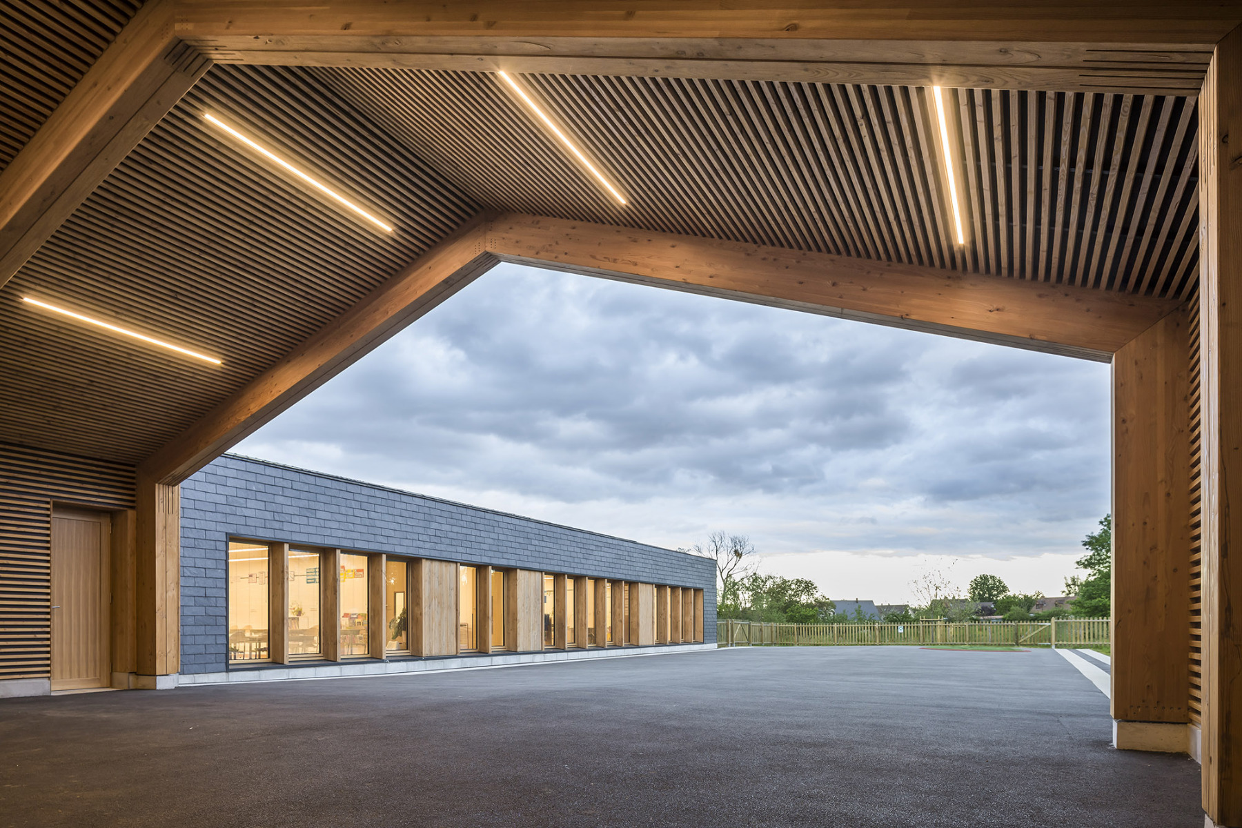 https://detail-cdn.s3.eu-central-1.amazonaws.com/media/catalog/product/0/7/07-schule-heudebouville-hemaa-architectes-sergio-grazia.jpg?width=437&height=582&store=de_en&image-type=image