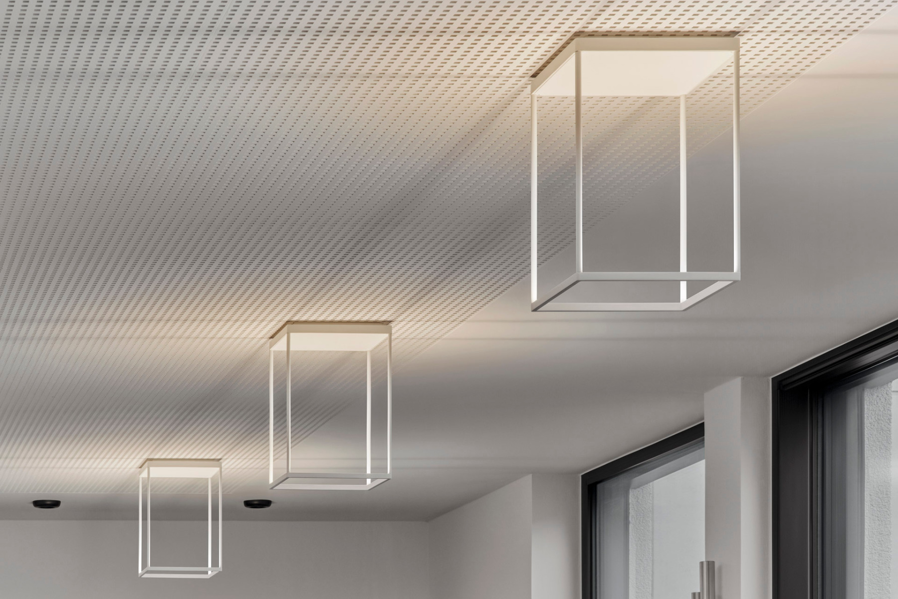 https://detail-cdn.s3.eu-central-1.amazonaws.com/media/catalog/product/0/7/07-serien-lighting-firmenzentrale-f_r-projektbau-rossdorf-kollektionsleuchten.jpg?width=437&height=582&store=de_de&image-type=image