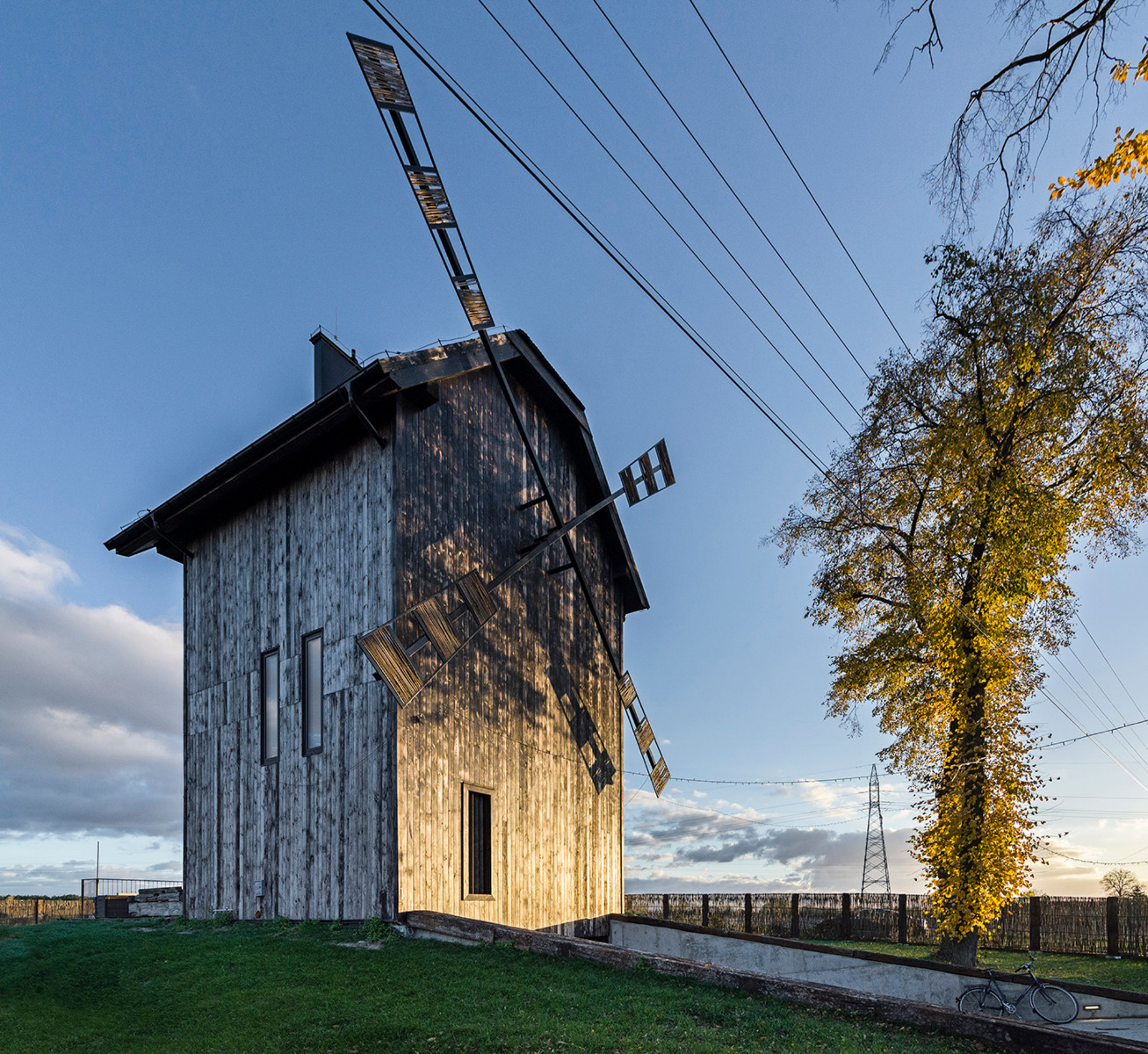 https://detail-cdn.s3.eu-central-1.amazonaws.com/media/catalog/product/0/7/07-windmill-house-lublin-micha_-kucharski.jpg?width=437&height=582&store=de_en&image-type=image