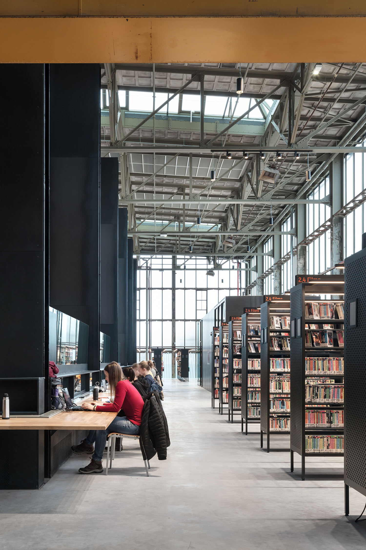 https://detail-cdn.s3.eu-central-1.amazonaws.com/media/catalog/product/0/7/07_Bibliothek-Tilburg-Civic_Architects_-_LocHal_Tilburg_-_Credits_Stijn_Bollaert_-_09.jpg?width=437&height=582&store=de_de&image-type=image