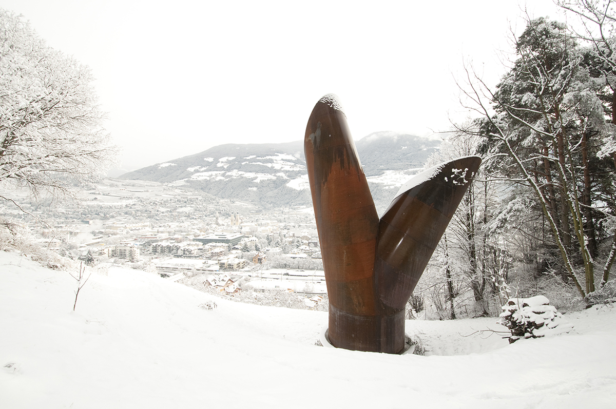 https://detail-cdn.s3.eu-central-1.amazonaws.com/media/catalog/product/0/7/07_MoDusArchitects_Ring_Road_chimney_in_winter__view_of_the_Isarco_Valley__c_Leonhard_Angerer.jpg?width=437&height=582&store=de_en&image-type=image