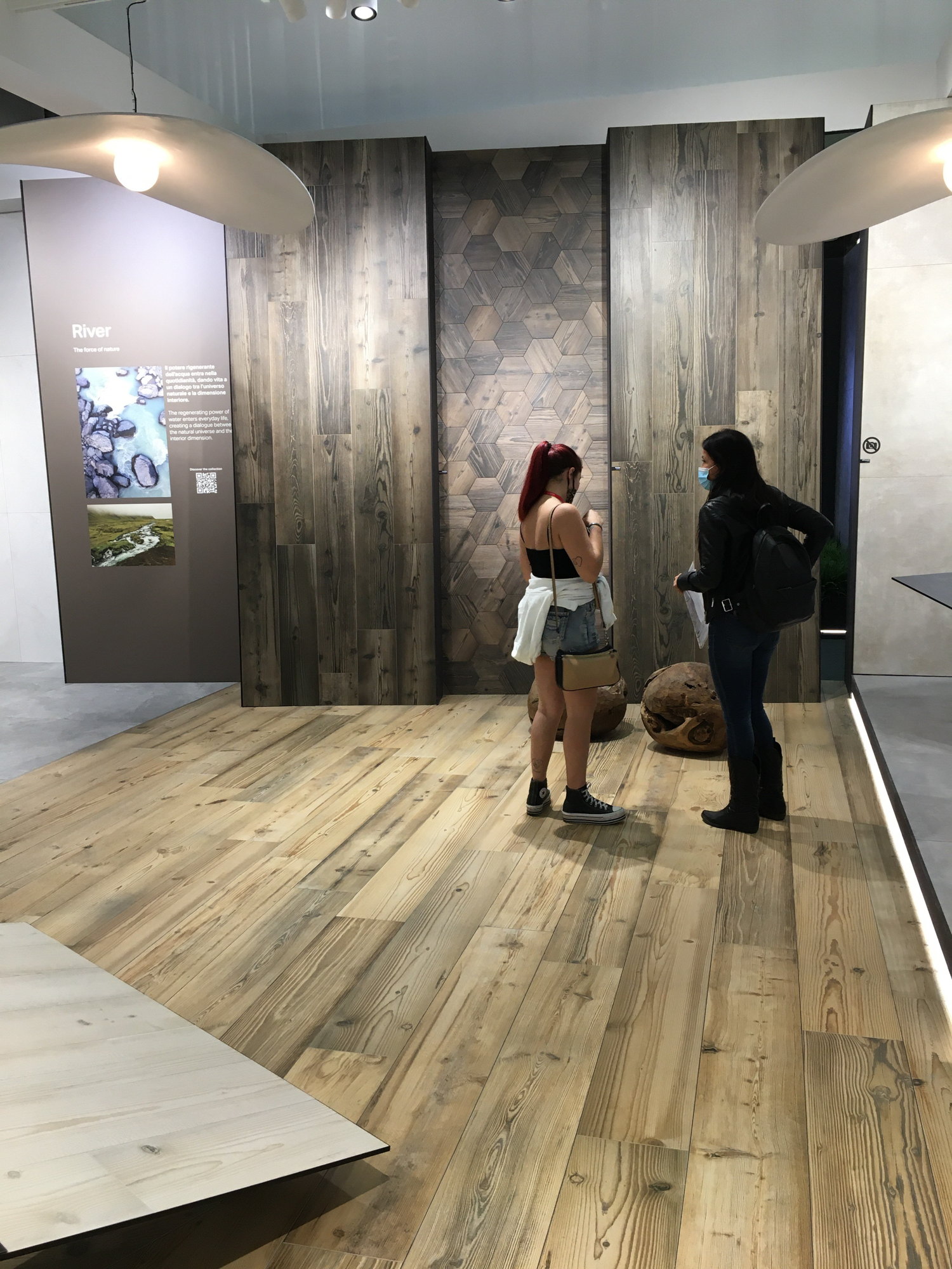 https://detail-cdn.s3.eu-central-1.amazonaws.com/media/catalog/product/0/8/08-38-Cersaie-in-Bologna.jpg?width=437&height=582&store=de_en&image-type=image