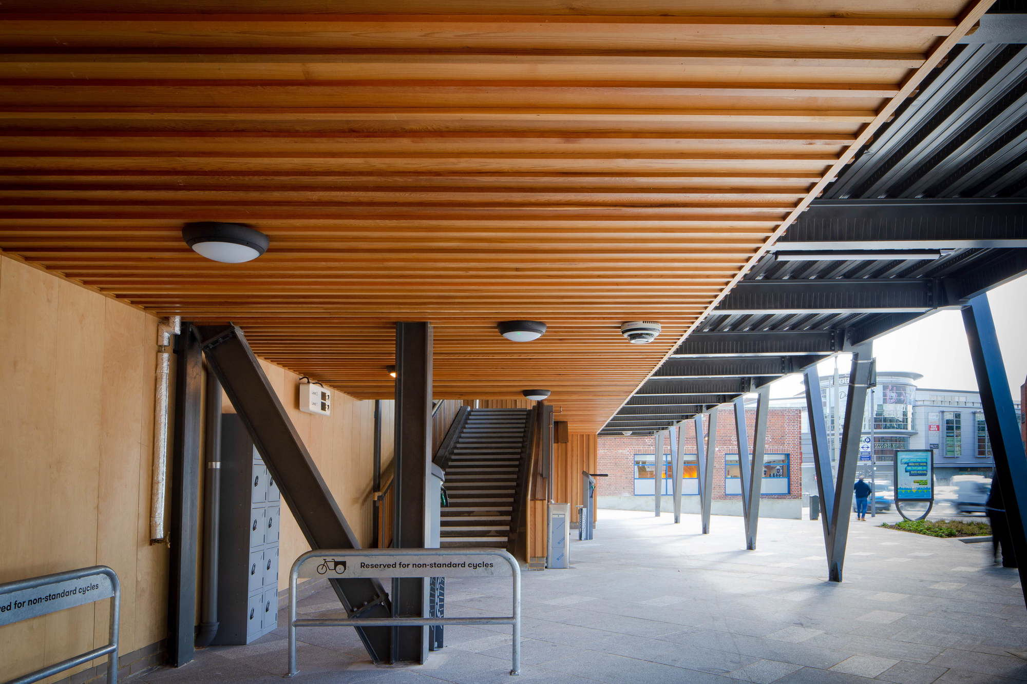 https://detail-cdn.s3.eu-central-1.amazonaws.com/media/catalog/product/0/8/08-Bike-and-Ride-Station-Kingston-Sarah-Wigglesworth-Architects.jpg?width=437&height=582&store=de_de&image-type=image