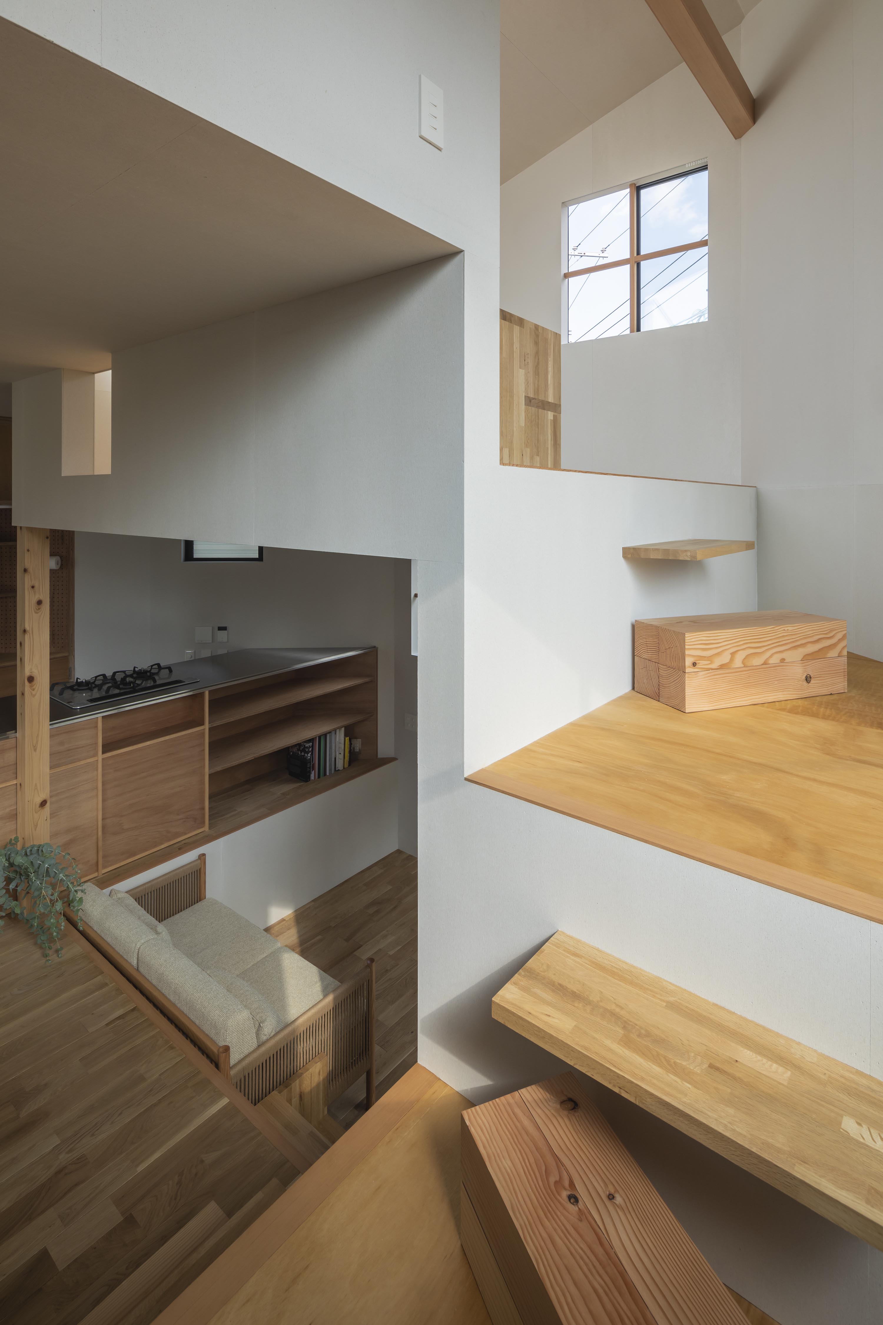 https://detail-cdn.s3.eu-central-1.amazonaws.com/media/catalog/product/0/8/08-House-in-Takatsuki-Tato-Architects-Shinkenchiku-Sha.jpg?width=437&height=582&store=de_en&image-type=image