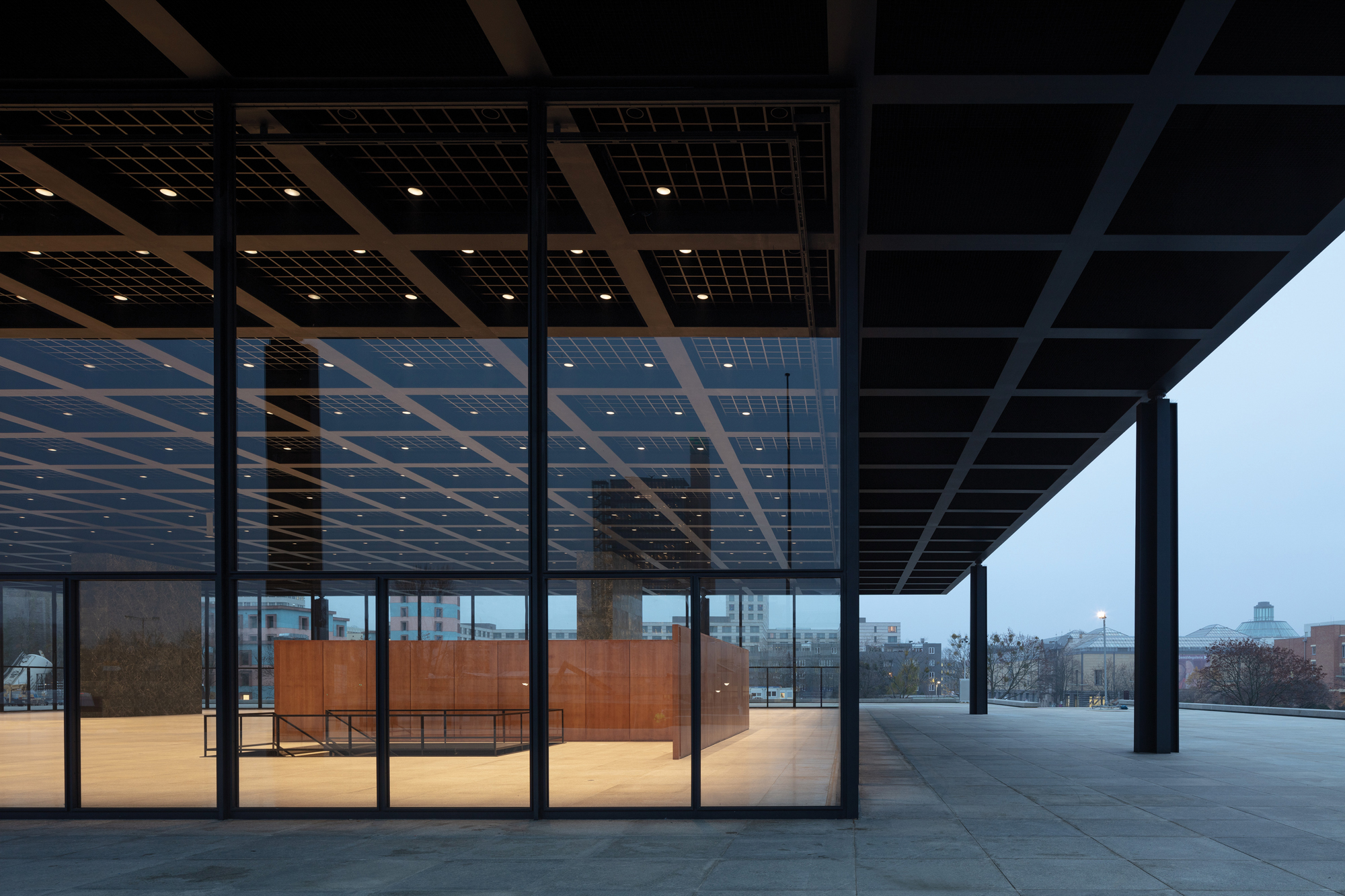 https://detail-cdn.s3.eu-central-1.amazonaws.com/media/catalog/product/0/8/08-Nationalgalerie-in-Berlin-David-Chipperfield-Architects-Thomas-Bruns.jpg?width=437&height=582&store=de_en&image-type=image