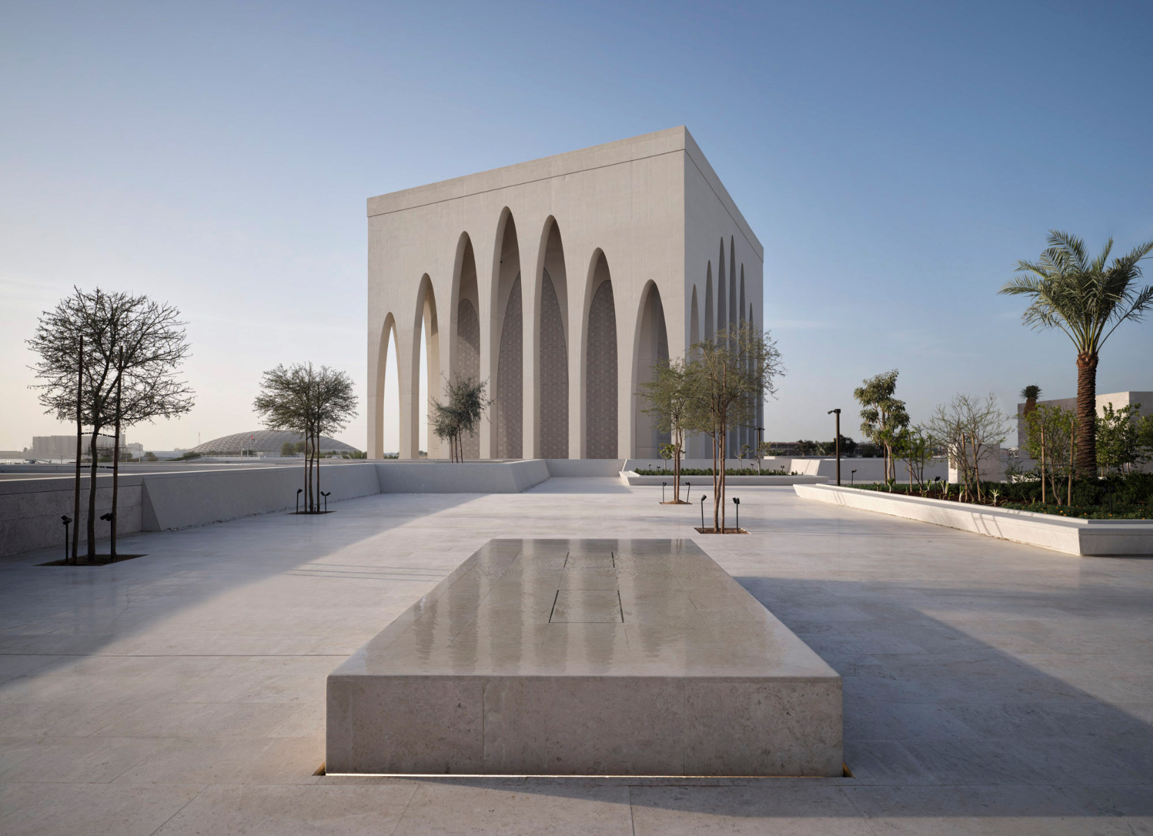 https://detail-cdn.s3.eu-central-1.amazonaws.com/media/catalog/product/0/8/08-abrahamic-family-house-david-adjaye-abu-dhabi.jpg?width=437&height=582&store=de_de&image-type=image