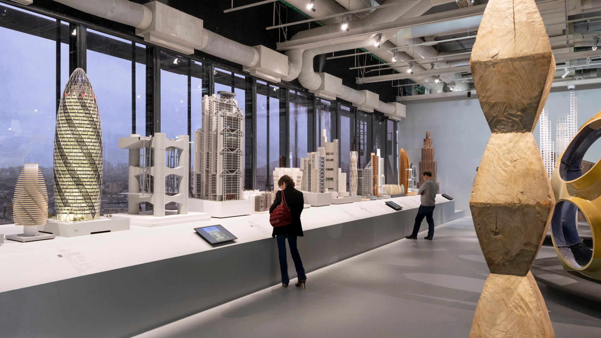 https://detail-cdn.s3.eu-central-1.amazonaws.com/media/catalog/product/0/8/08-ausstellung-centre-pompidou-norman-foster.jpg?width=437&height=582&store=de_en&image-type=image