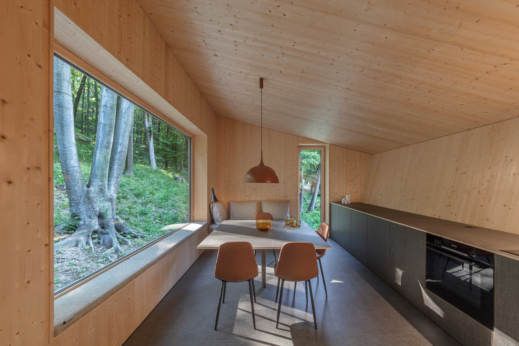 https://detail-cdn.s3.eu-central-1.amazonaws.com/media/catalog/product/0/8/08-cabin-moss-be_res-architekten.jpg?width=437&height=582&store=de_en&image-type=image