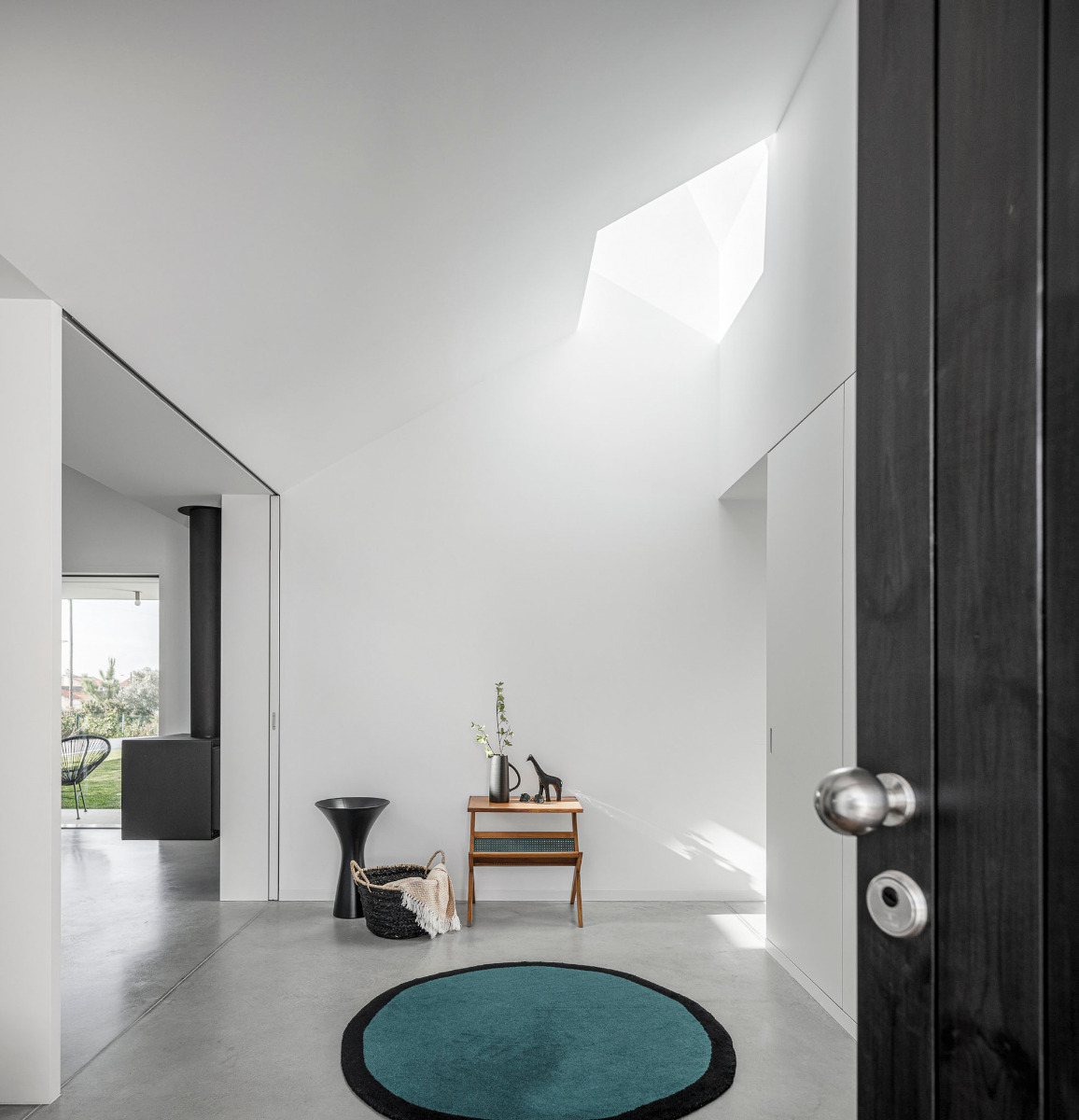 https://detail-cdn.s3.eu-central-1.amazonaws.com/media/catalog/product/0/8/08-einfamilienhaus-portugal-numa-architects.jpg?width=437&height=582&store=de_en&image-type=image