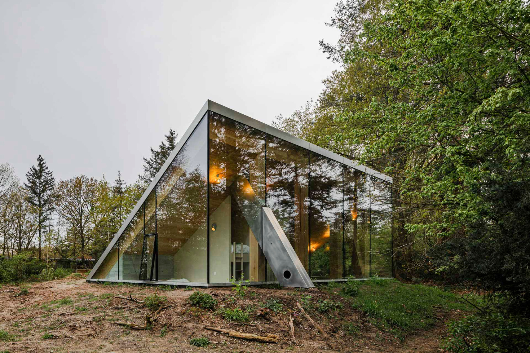 https://detail-cdn.s3.eu-central-1.amazonaws.com/media/catalog/product/0/8/08-ferienhaus-nationalpark-de-hoge-veluwe-jcr-architecten.jpg?width=437&height=582&store=de_de&image-type=image