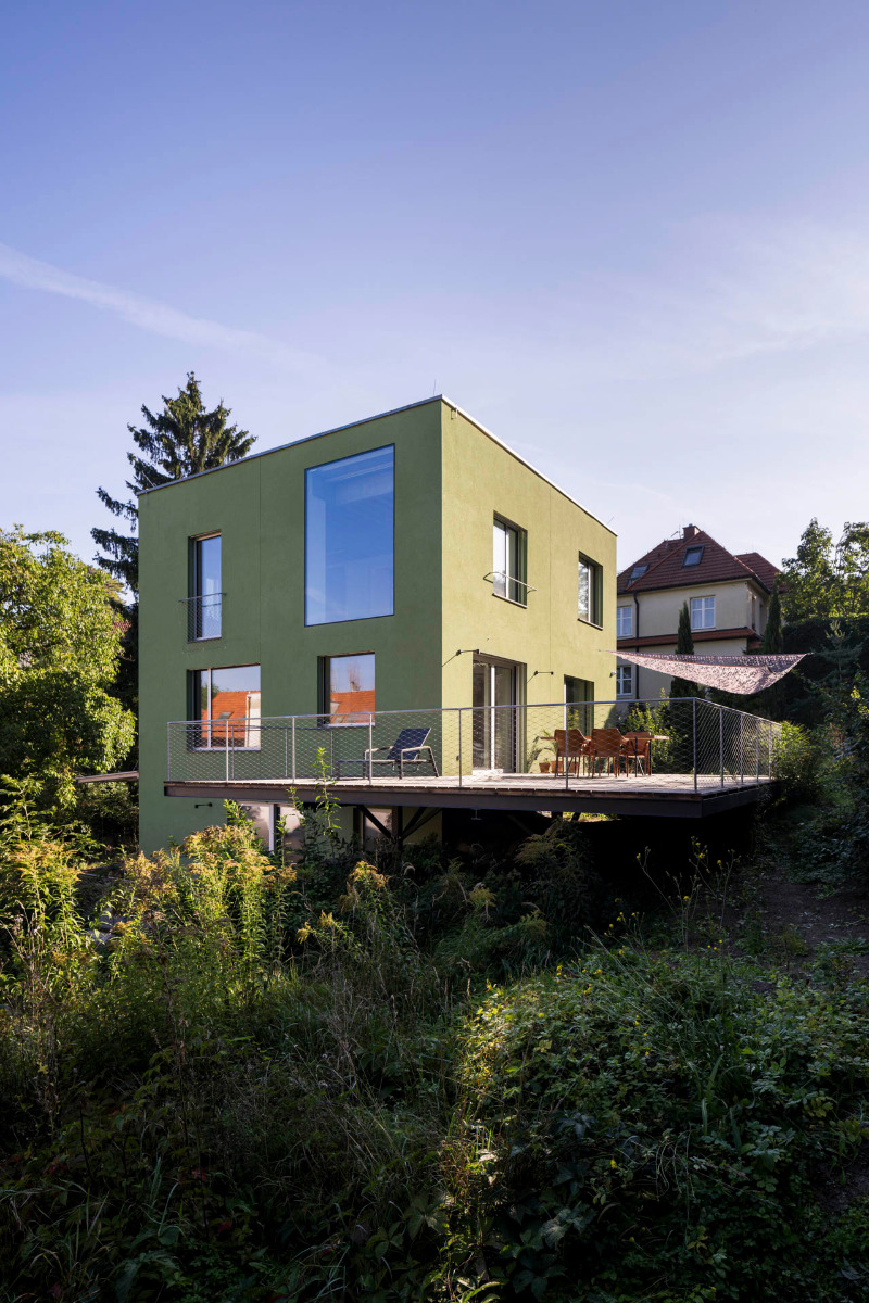https://detail-cdn.s3.eu-central-1.amazonaws.com/media/catalog/product/0/8/08-green-house-aoc-architekti-prag.jpg?width=437&height=582&store=de_de&image-type=image