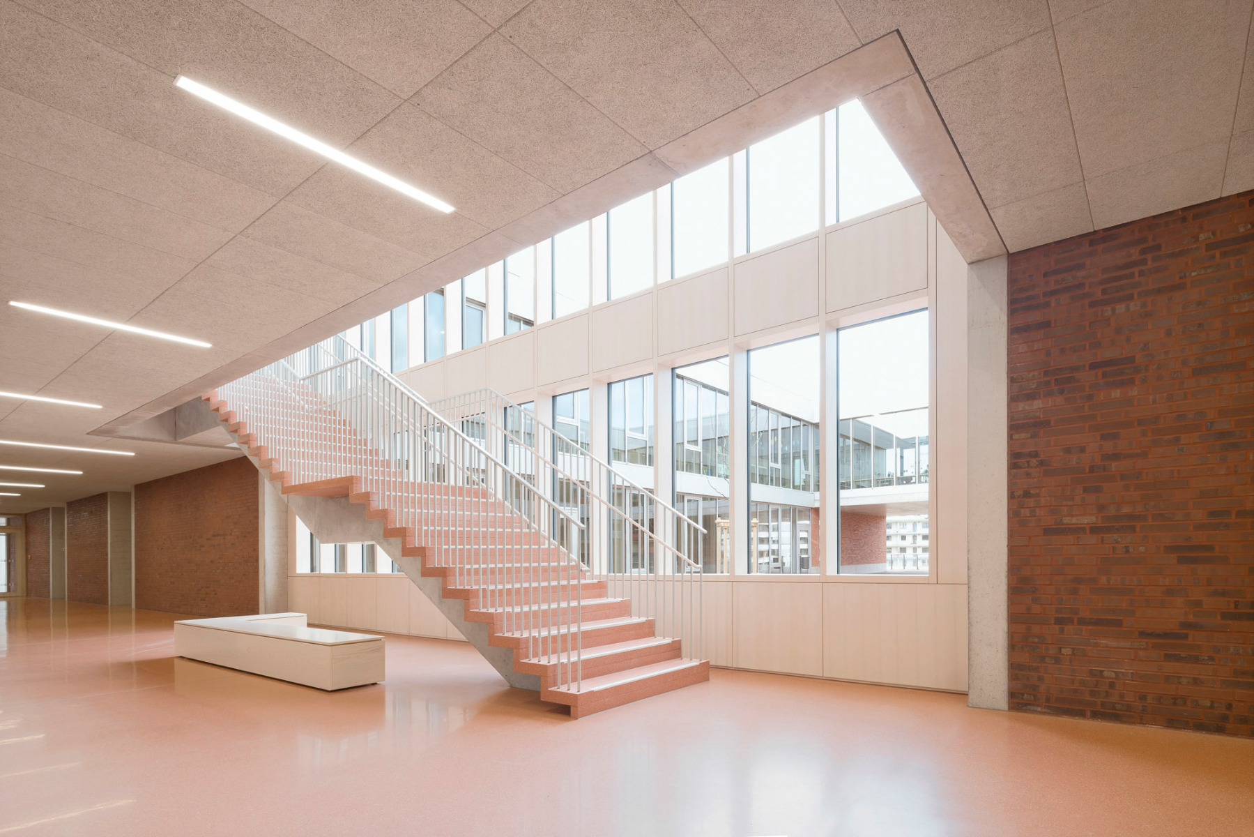 https://detail-cdn.s3.eu-central-1.amazonaws.com/media/catalog/product/0/8/08-grundschule-und-kindertagesstaette-darmstadt-waechter_waechter-architekten.jpg?width=437&height=582&store=de_de&image-type=image