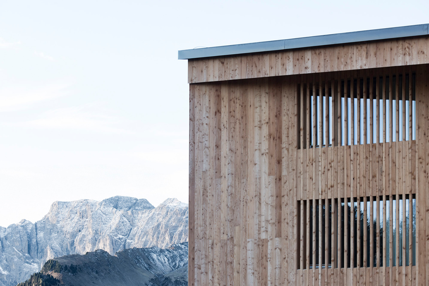 https://detail-cdn.s3.eu-central-1.amazonaws.com/media/catalog/product/0/8/08-hotel-icaro-dolomiten-modus-architects.jpg?width=437&height=582&store=de_de&image-type=image