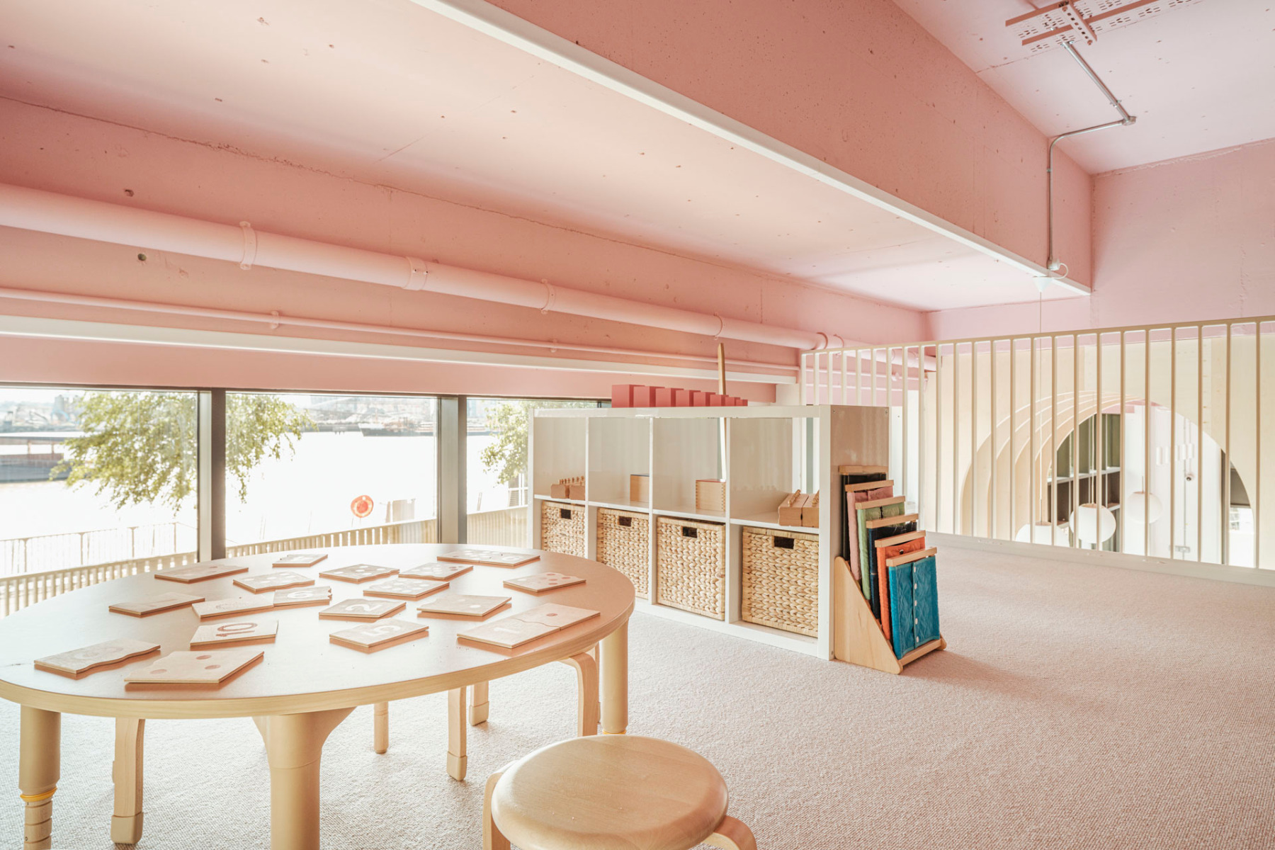 https://detail-cdn.s3.eu-central-1.amazonaws.com/media/catalog/product/0/8/08-kindertagesstaette-london-the-nest-delve-architects.jpg?width=437&height=582&store=de_de&image-type=image