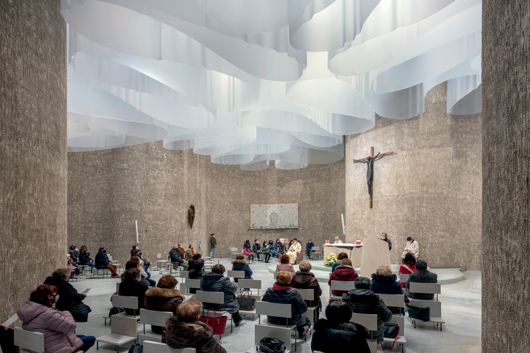 https://detail-cdn.s3.eu-central-1.amazonaws.com/media/catalog/product/0/8/08-kirche-in-italien-mario-cucinella-architects.jpg?width=437&height=582&store=de_en&image-type=image