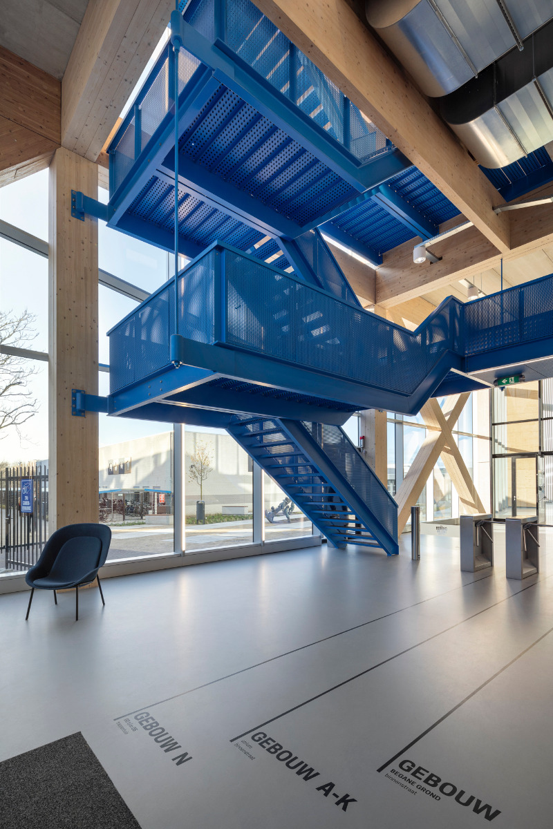 https://detail-cdn.s3.eu-central-1.amazonaws.com/media/catalog/product/0/8/08-koning-willem-i-college-_s-hertogenbosch-nieuwe-architecten.jpg?width=437&height=582&store=de_de&image-type=image