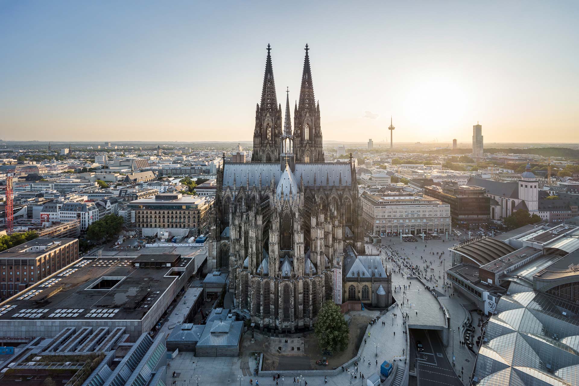 https://detail-cdn.s3.eu-central-1.amazonaws.com/media/catalog/product/0/8/08-led-beleuchtung-koelner-dom.jpg?width=437&height=582&store=de_de&image-type=image