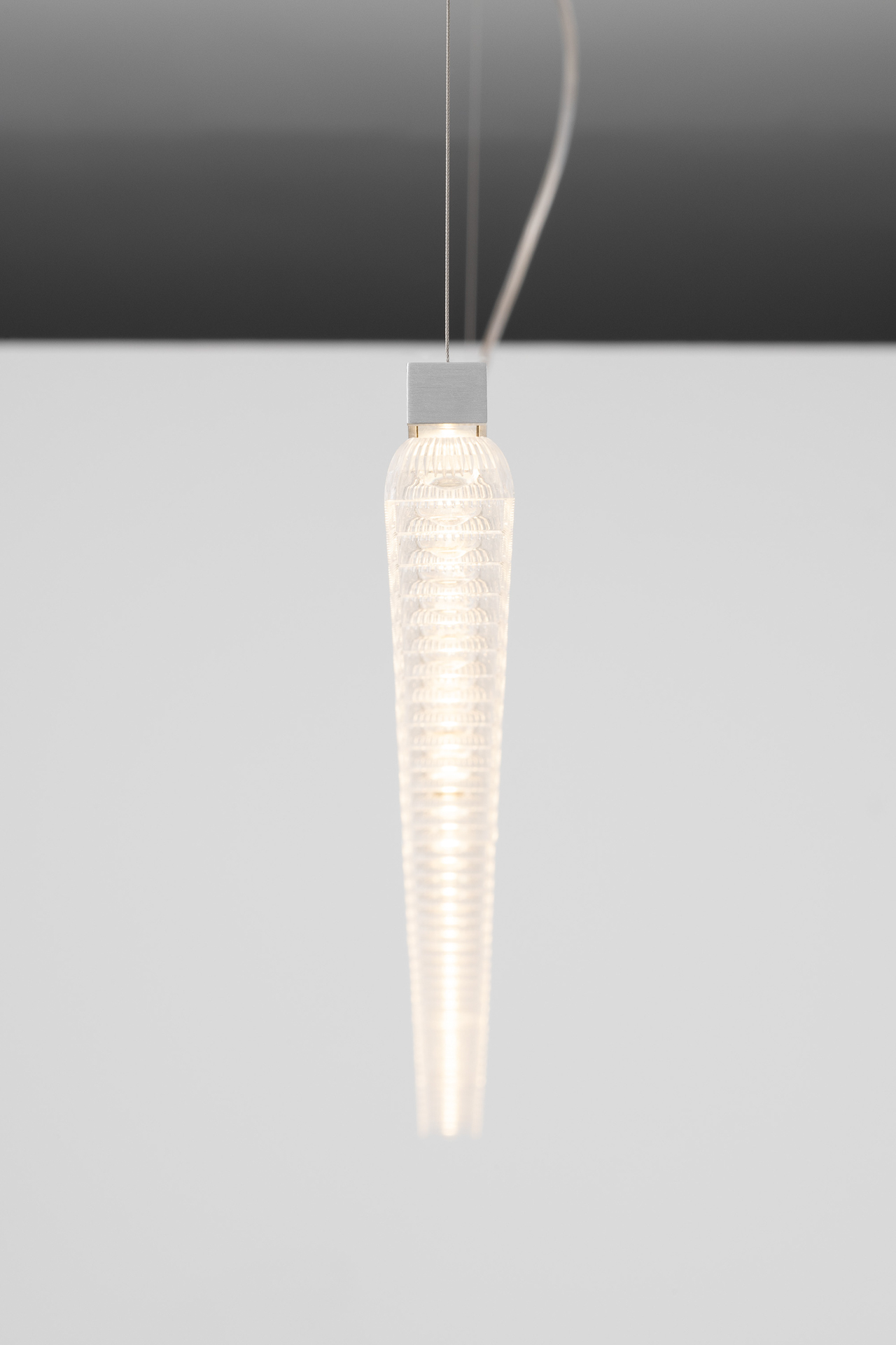 https://detail-cdn.s3.eu-central-1.amazonaws.com/media/catalog/product/0/8/08-lichtsystem-somni_um-artemide.jpg?width=437&height=582&store=de_de&image-type=image