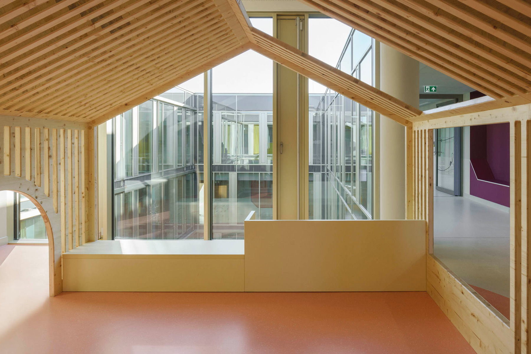 https://detail-cdn.s3.eu-central-1.amazonaws.com/media/catalog/product/0/8/08-neubau-sozialpaediatrischen-kinderzentrum-muenchen-h2m-a_sh-architekten-bodenkonzept-nora-systems.jpg?width=437&height=582&store=de_de&image-type=image