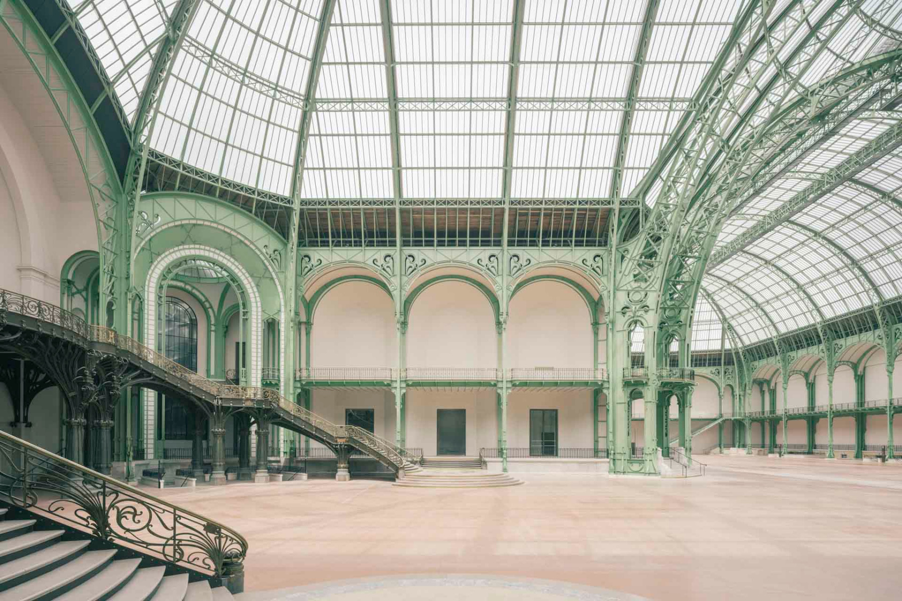 https://detail-cdn.s3.eu-central-1.amazonaws.com/media/catalog/product/0/8/08-restaurierung-grand-palais-paris-chatillon-architectes.jpg?width=437&height=582&store=de_de&image-type=image