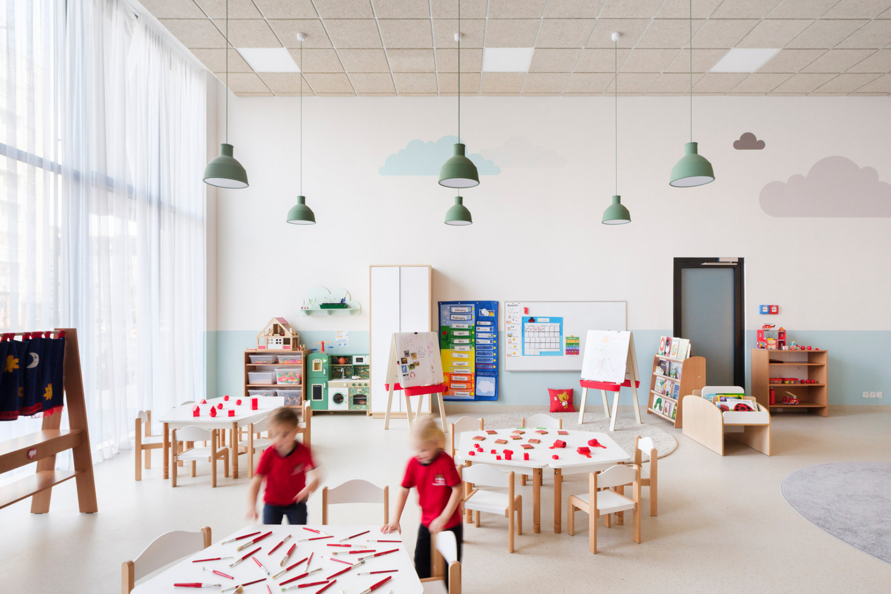 https://detail-cdn.s3.eu-central-1.amazonaws.com/media/catalog/product/0/8/08-schule-und-kindergarten-tschechien-soa-architekti.jpg?width=437&height=582&store=de_en&image-type=image