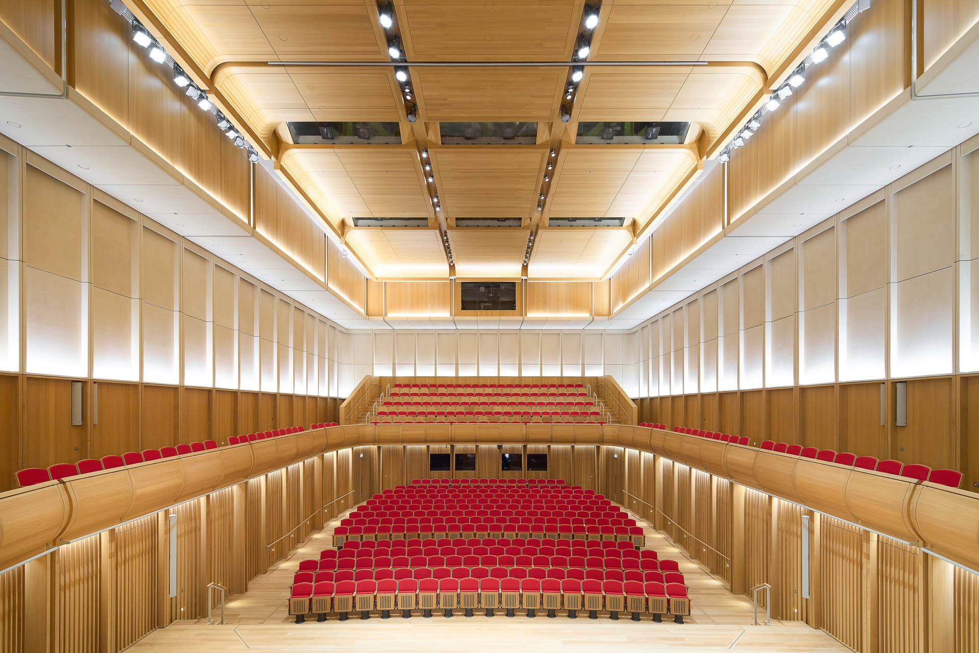 https://detail-cdn.s3.eu-central-1.amazonaws.com/media/catalog/product/0/8/08-schwarzman-centre-oxford-hopkins-architects.jpg?width=437&height=582&store=de_de&image-type=image