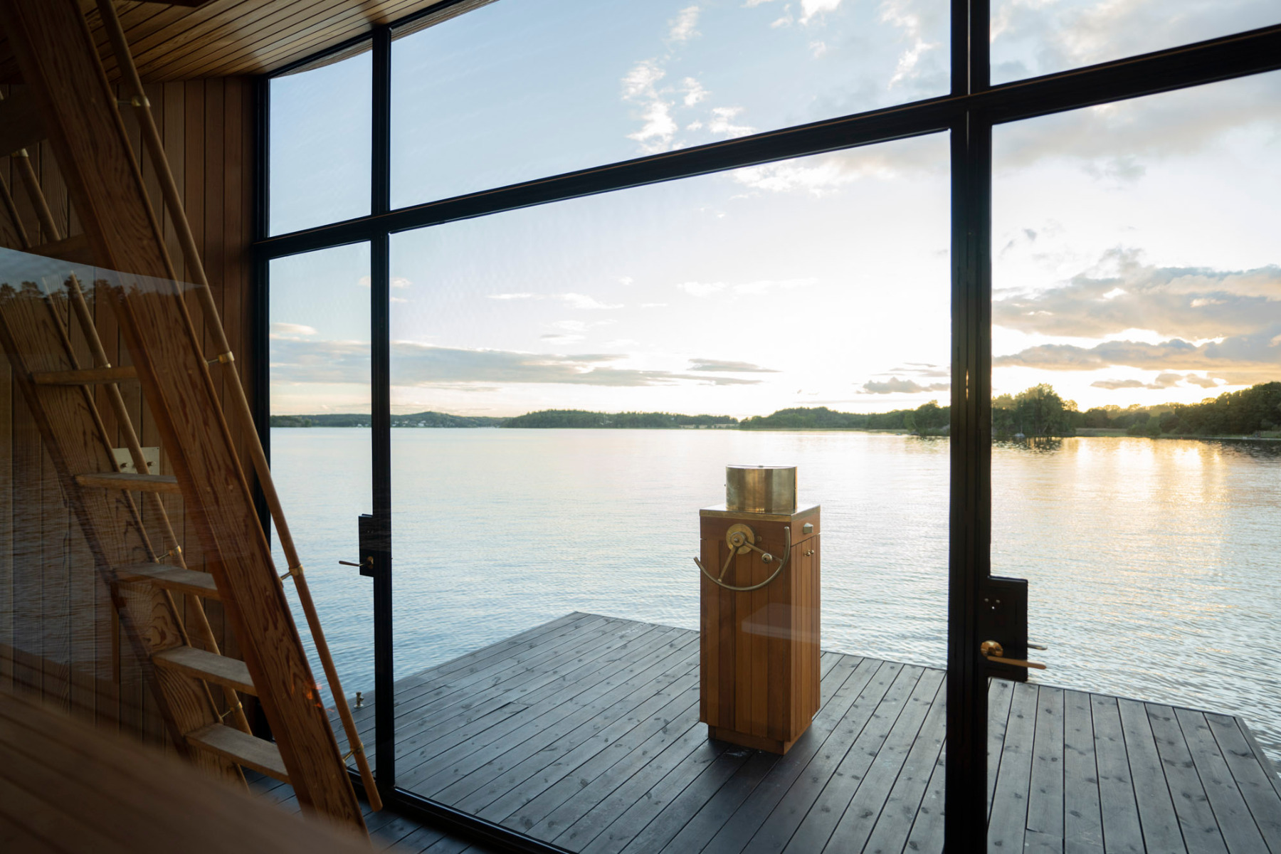 https://detail-cdn.s3.eu-central-1.amazonaws.com/media/catalog/product/0/8/08-schwimmende-sauna-stockholm-sandellsandberg-arkitekter.jpg?width=437&height=582&store=de_en&image-type=image